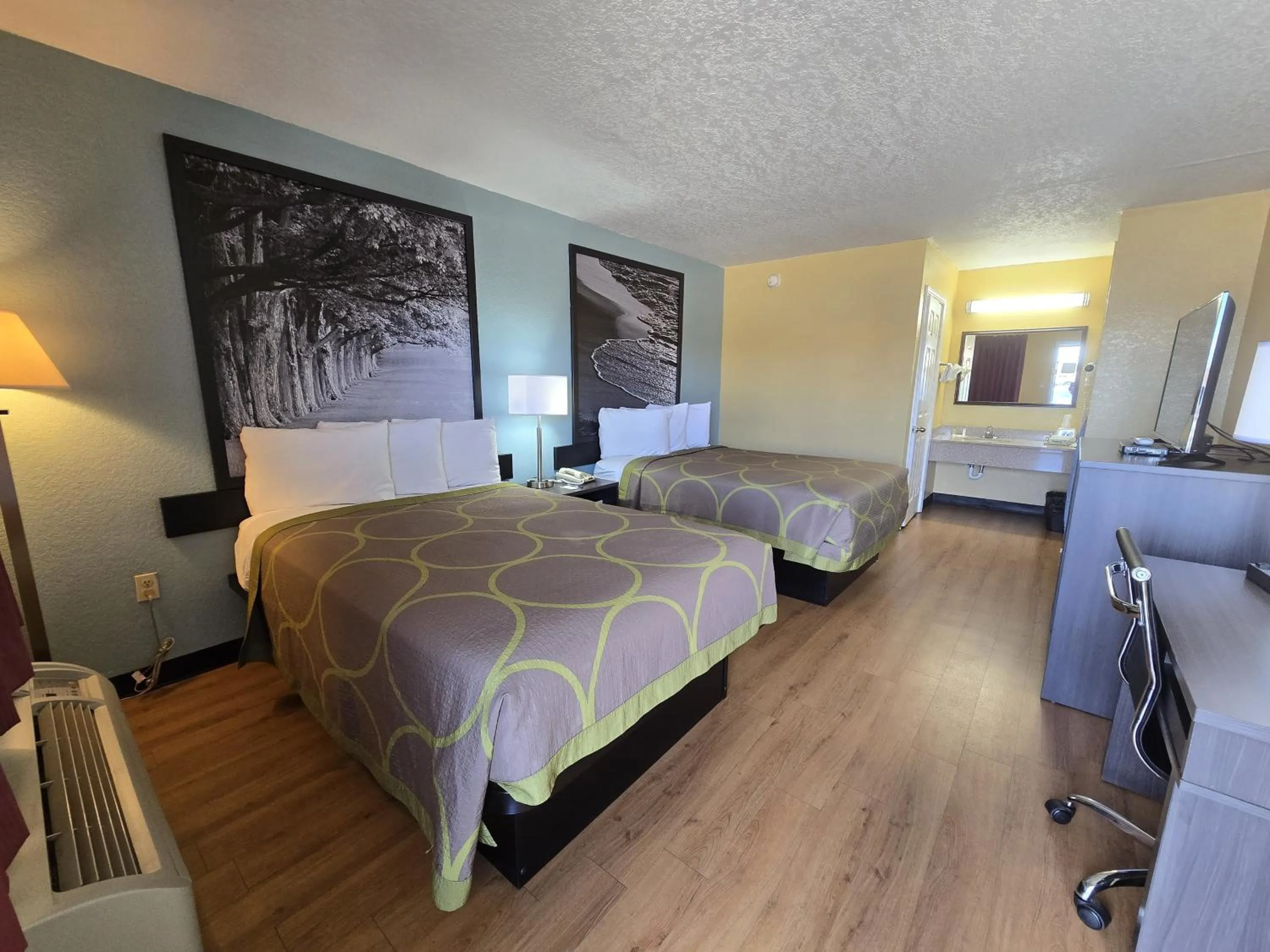 Photo of the whole room, Bed in Super 8 by Wyndham Arkadelphia Caddo Valley Area