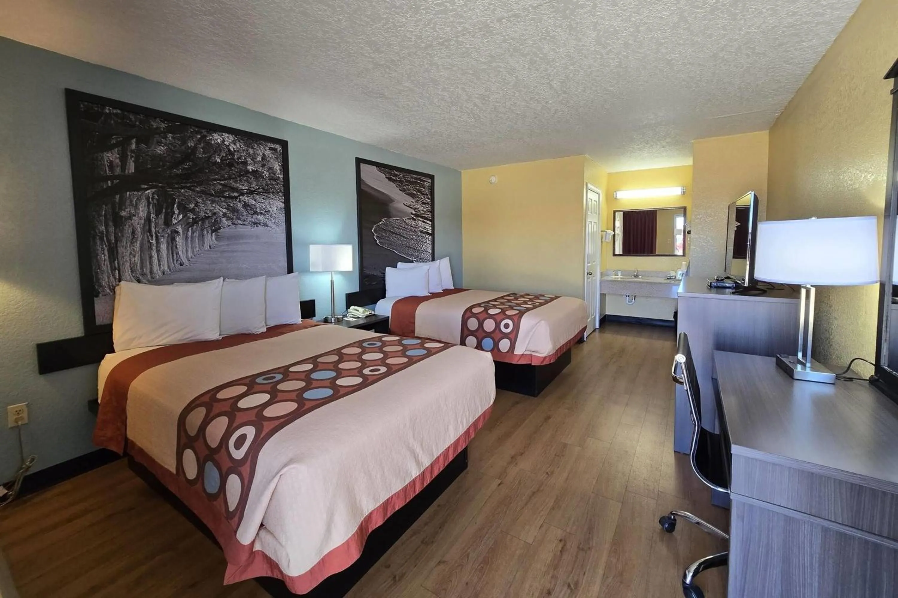 Photo of the whole room, Bed in Super 8 by Wyndham Arkadelphia Caddo Valley Area