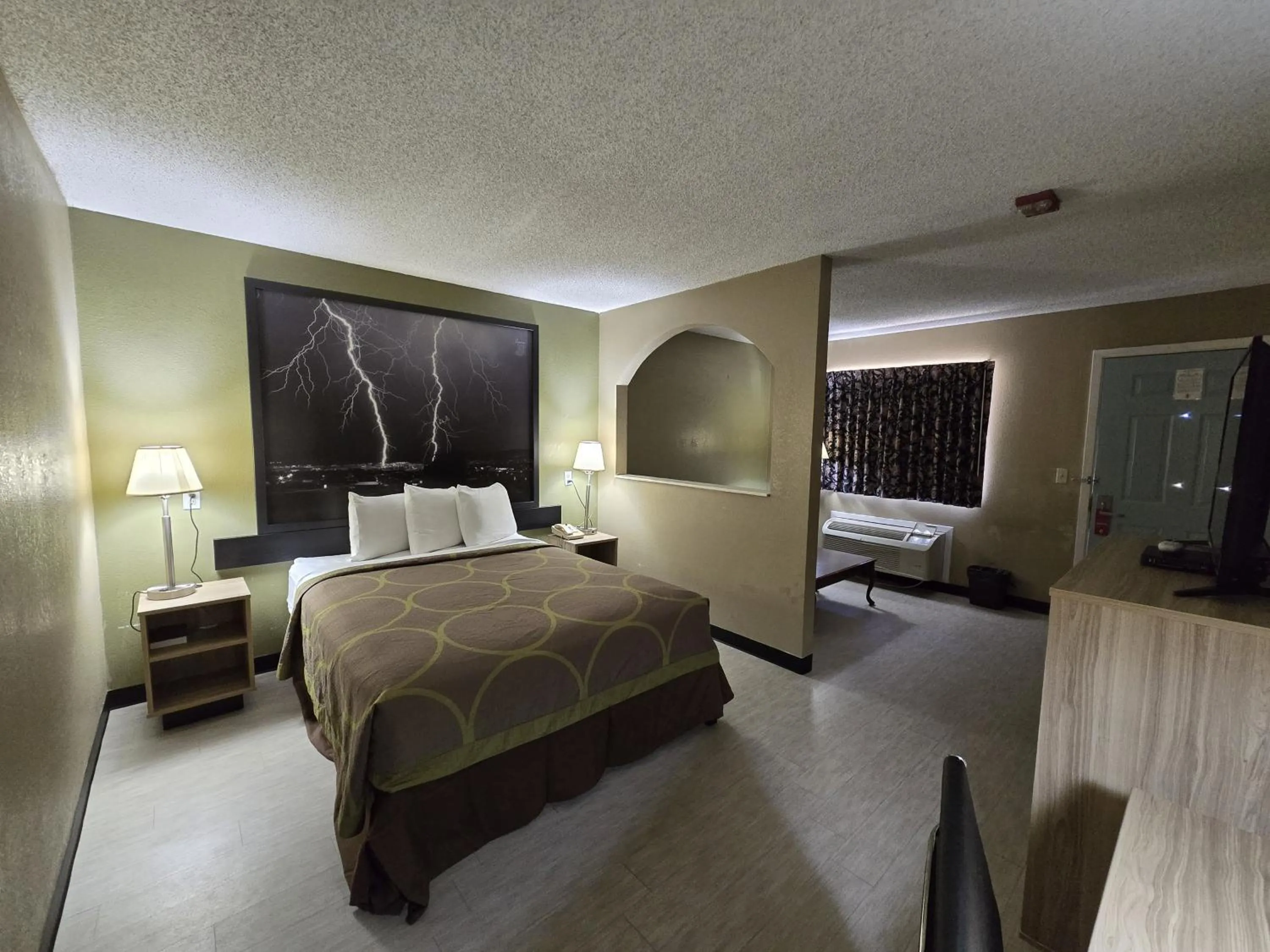 Photo of the whole room, Bed in Super 8 by Wyndham Arkadelphia Caddo Valley Area