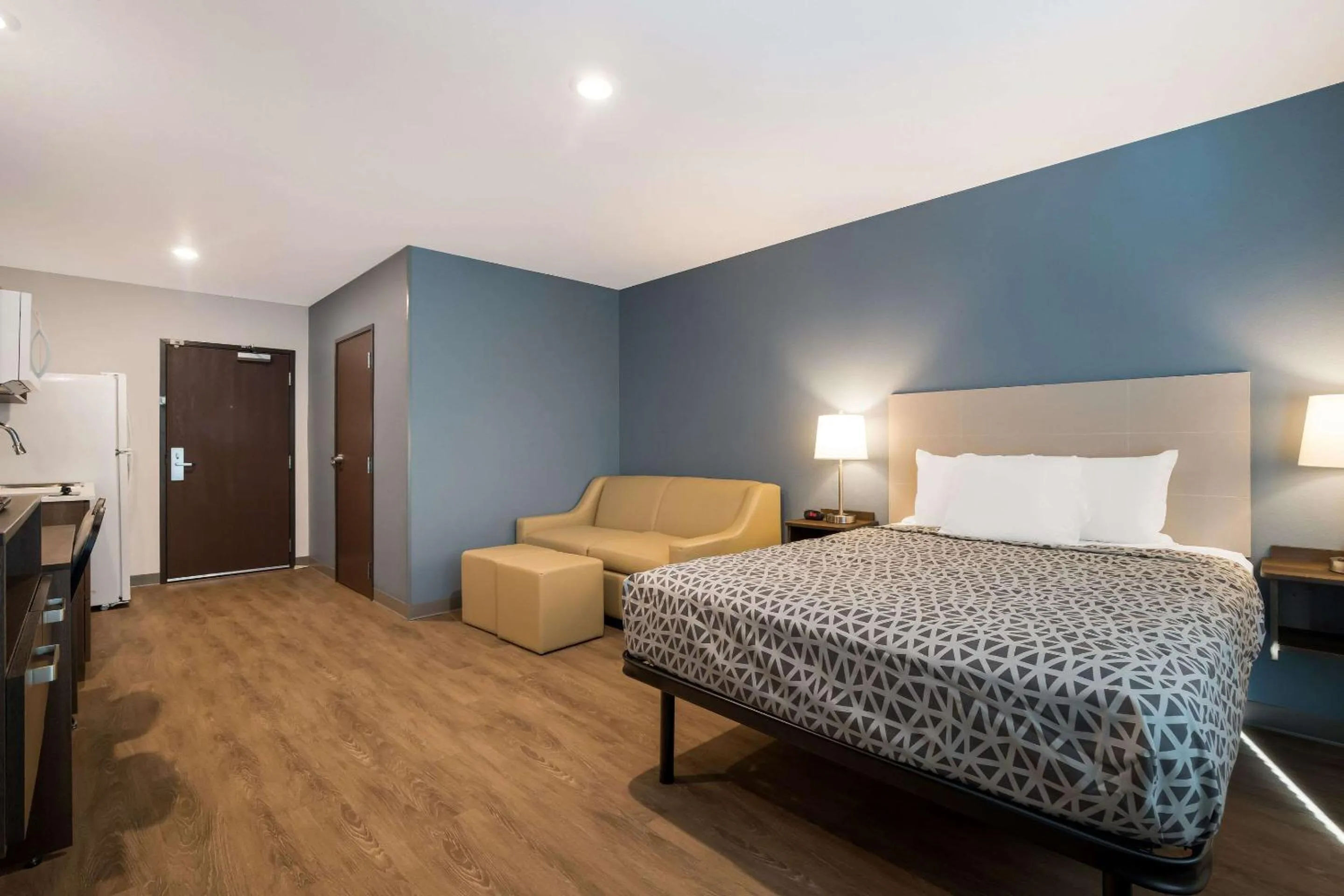 Photo of the whole room, Bed in WoodSpring Suites Moreno Valley