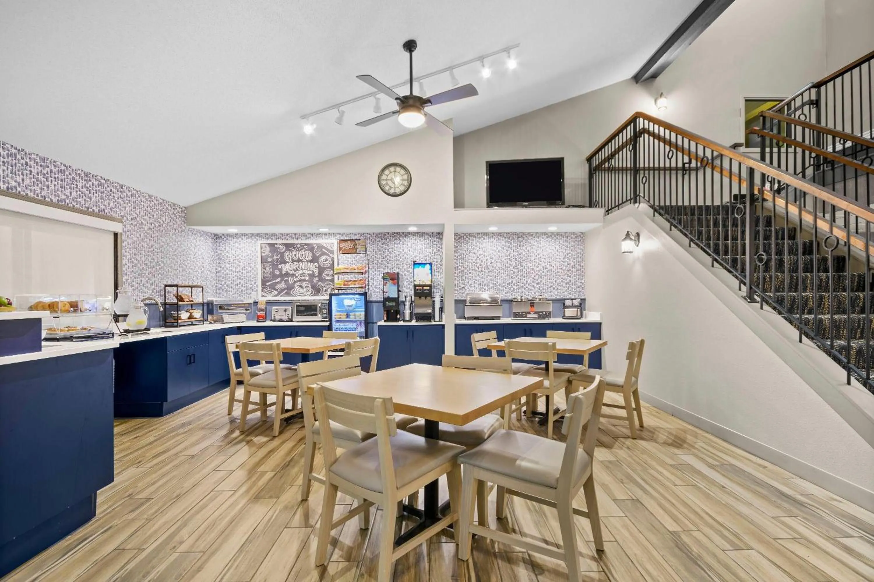 Restaurant/places to eat in AmericInn by Wyndham Virginia