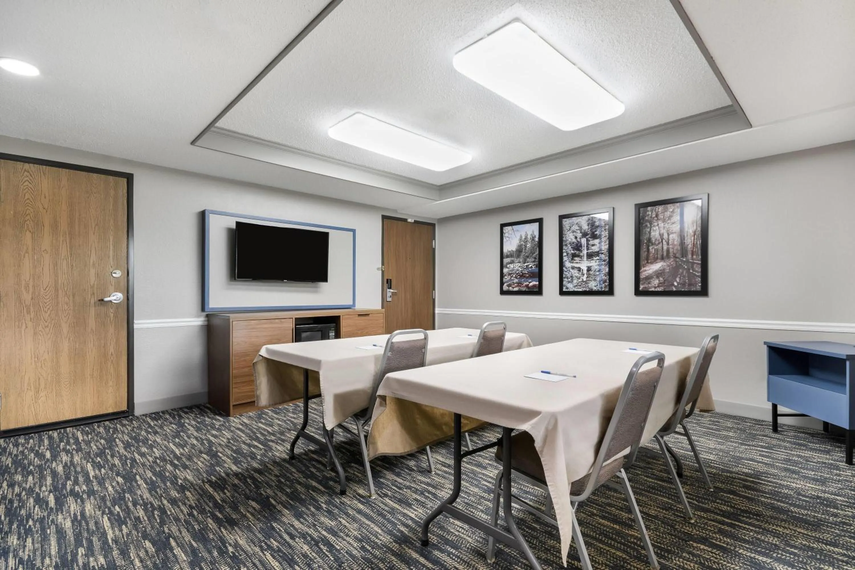 Meeting/conference room in AmericInn by Wyndham Virginia