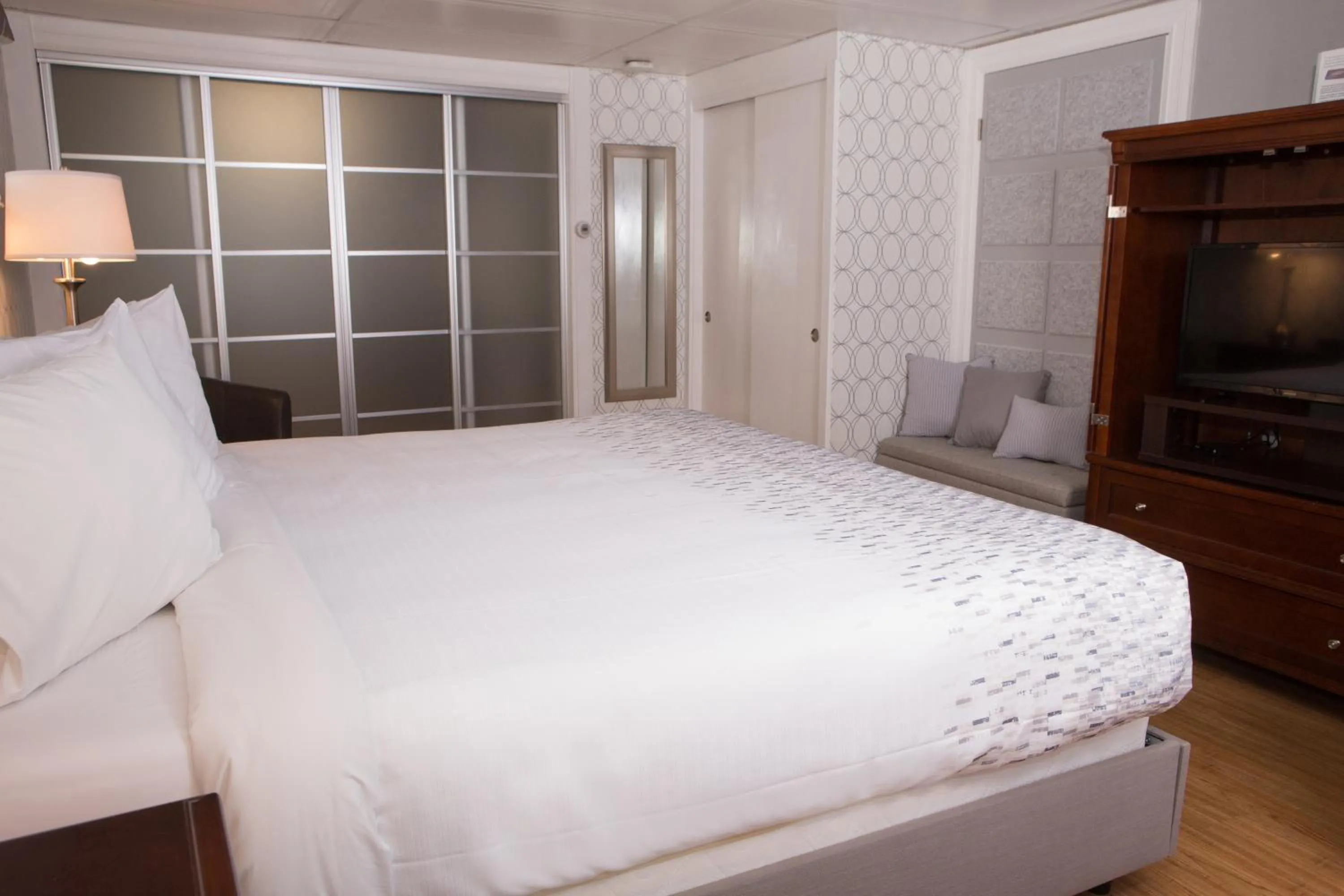 Bedroom, Bed in Knotty Pine Motel