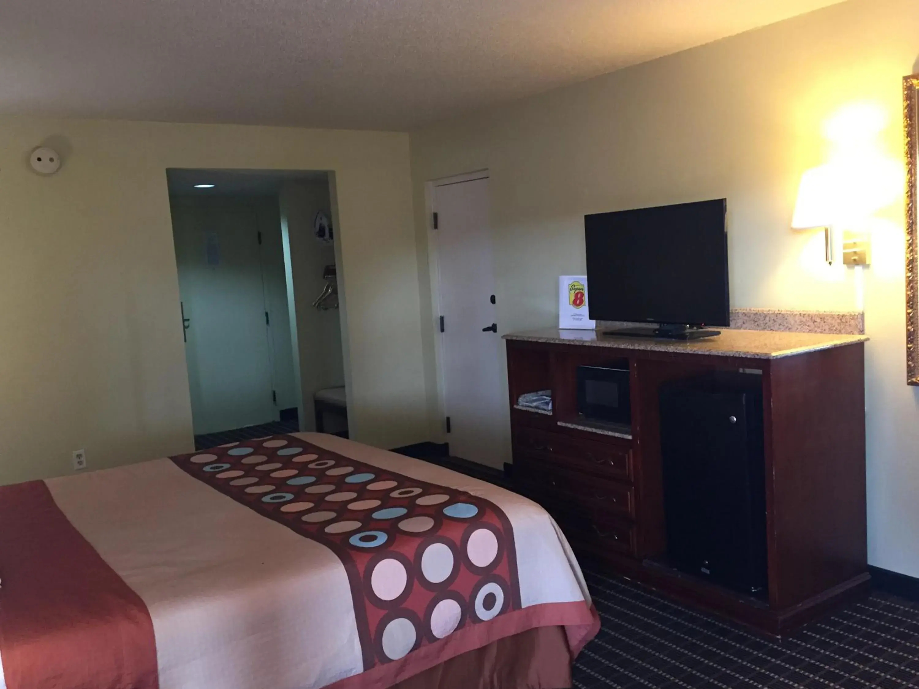 King Room - Smoking in Super 8 by Wyndham Dandridge King Room - Smoking in Super 8 by Wyndham Dandridge