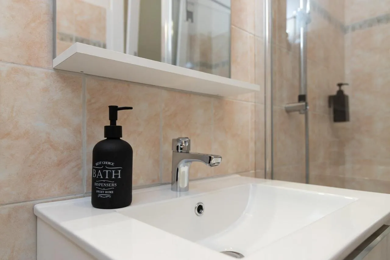 Shower in [Blu Kobler] - Ampio appartamento fronte mare