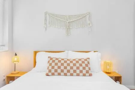 Bed in The Sweetest Suite - 91 Walkscore!