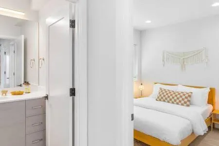 Bed in The Sweetest Suite - 91 Walkscore!