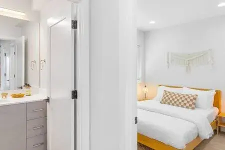 Bed in The Sweetest Suite - 91 Walkscore! Bed in The Sweetest Suite - 91 Walkscore!