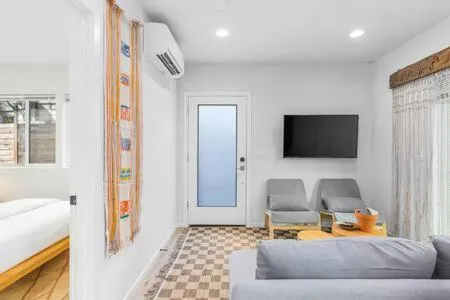 Bed in The Sweetest Suite - 91 Walkscore!