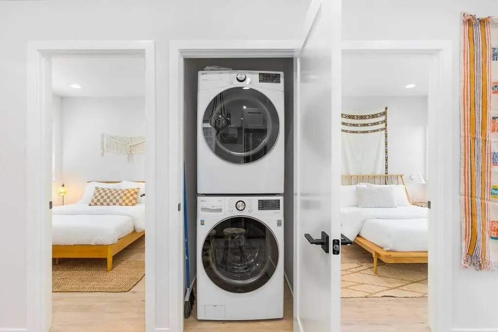 Bed in The Sweetest Suite - 91 Walkscore!