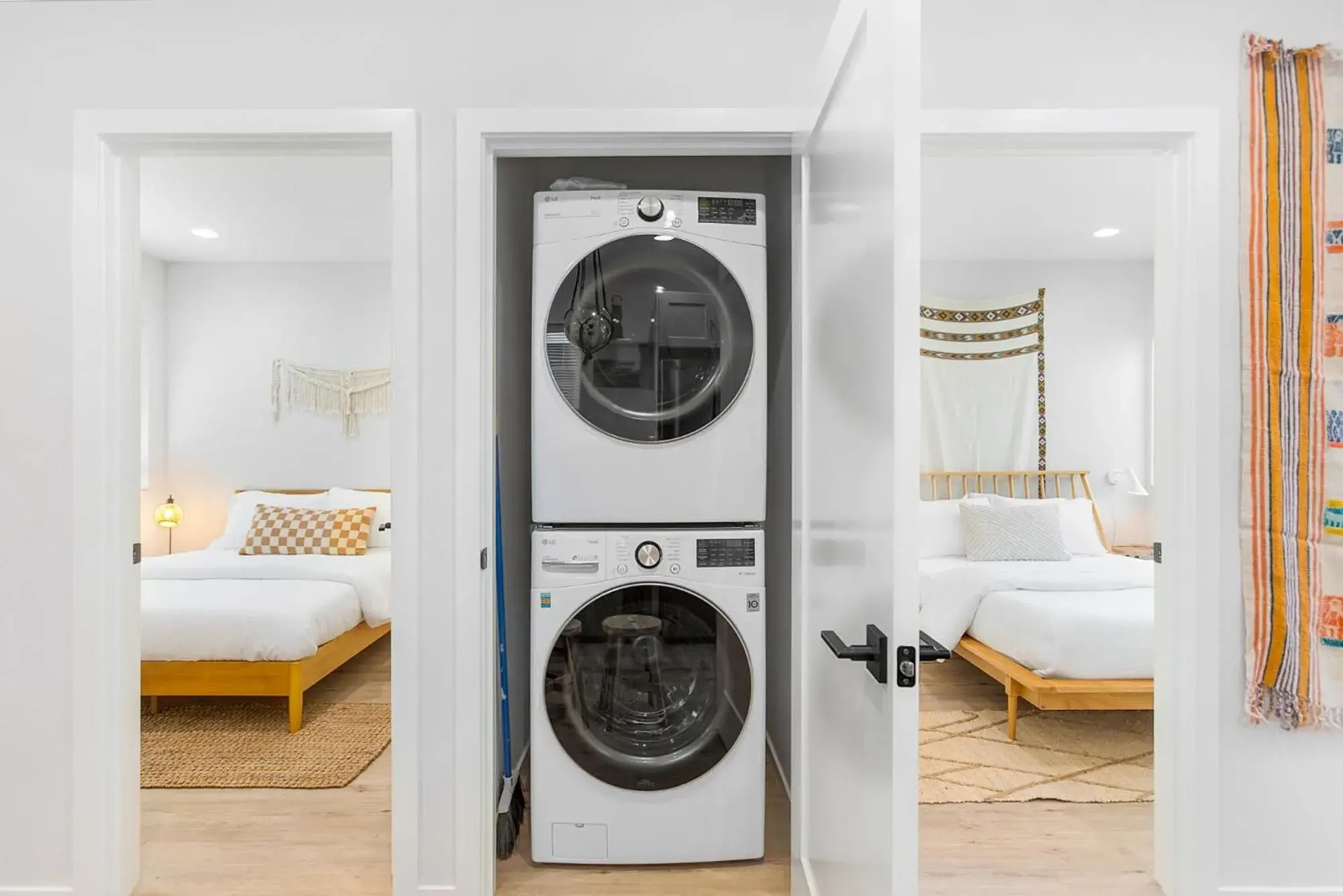 Bed in The Sweetest Suite - 91 Walkscore! Bed in The Sweetest Suite - 91 Walkscore!