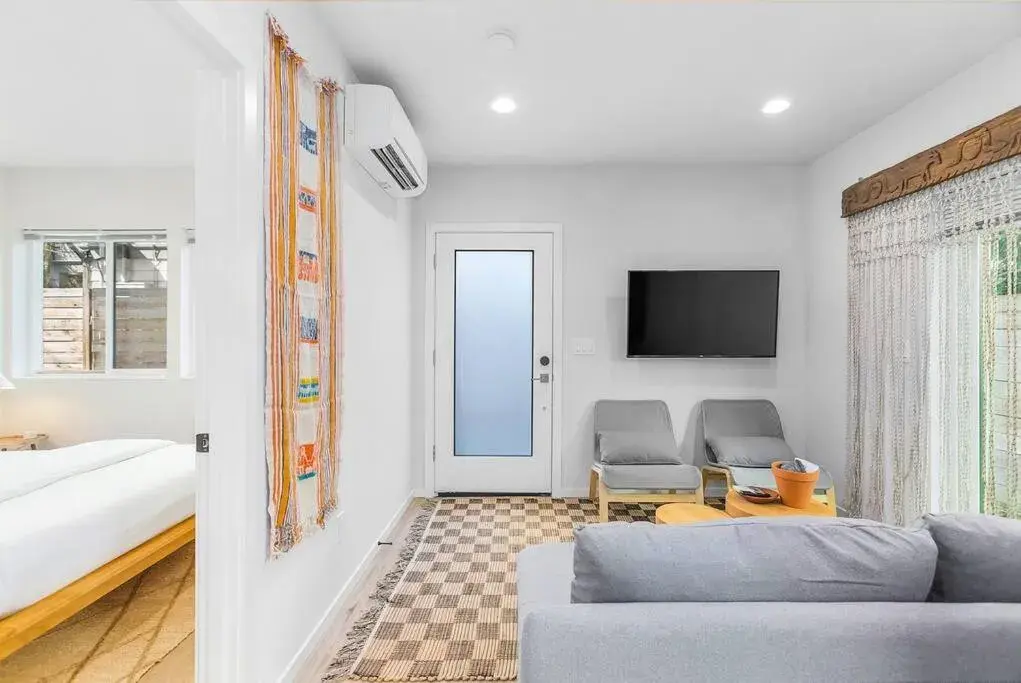 Bed in The Sweetest Suite - 91 Walkscore! Bed in The Sweetest Suite - 91 Walkscore!