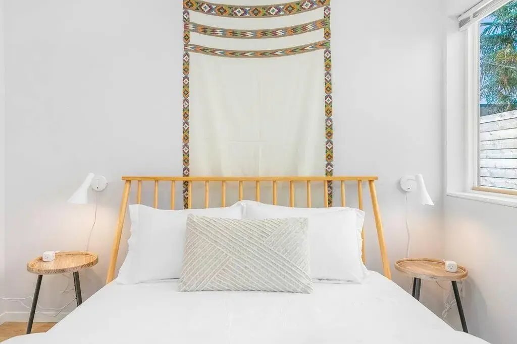 Bed in The Sweetest Suite - 91 Walkscore! Bed in The Sweetest Suite - 91 Walkscore!