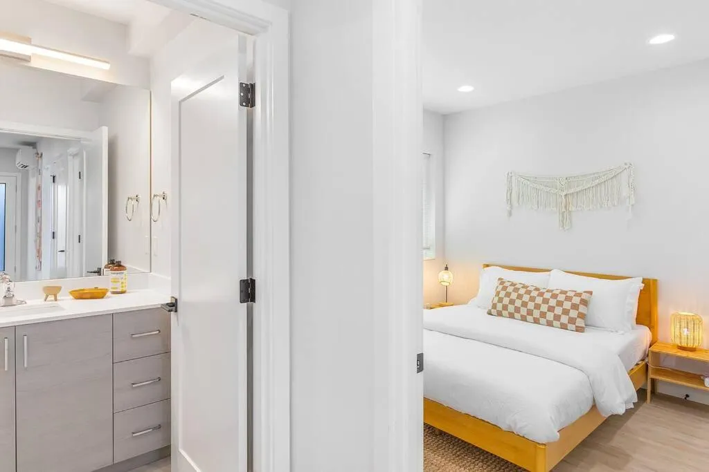 Bed in The Sweetest Suite - 91 Walkscore!