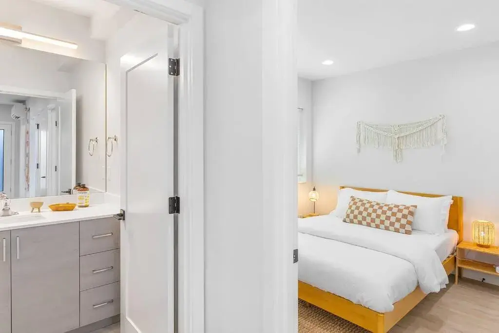 Bed in The Sweetest Suite - 91 Walkscore! Bed in The Sweetest Suite - 91 Walkscore!