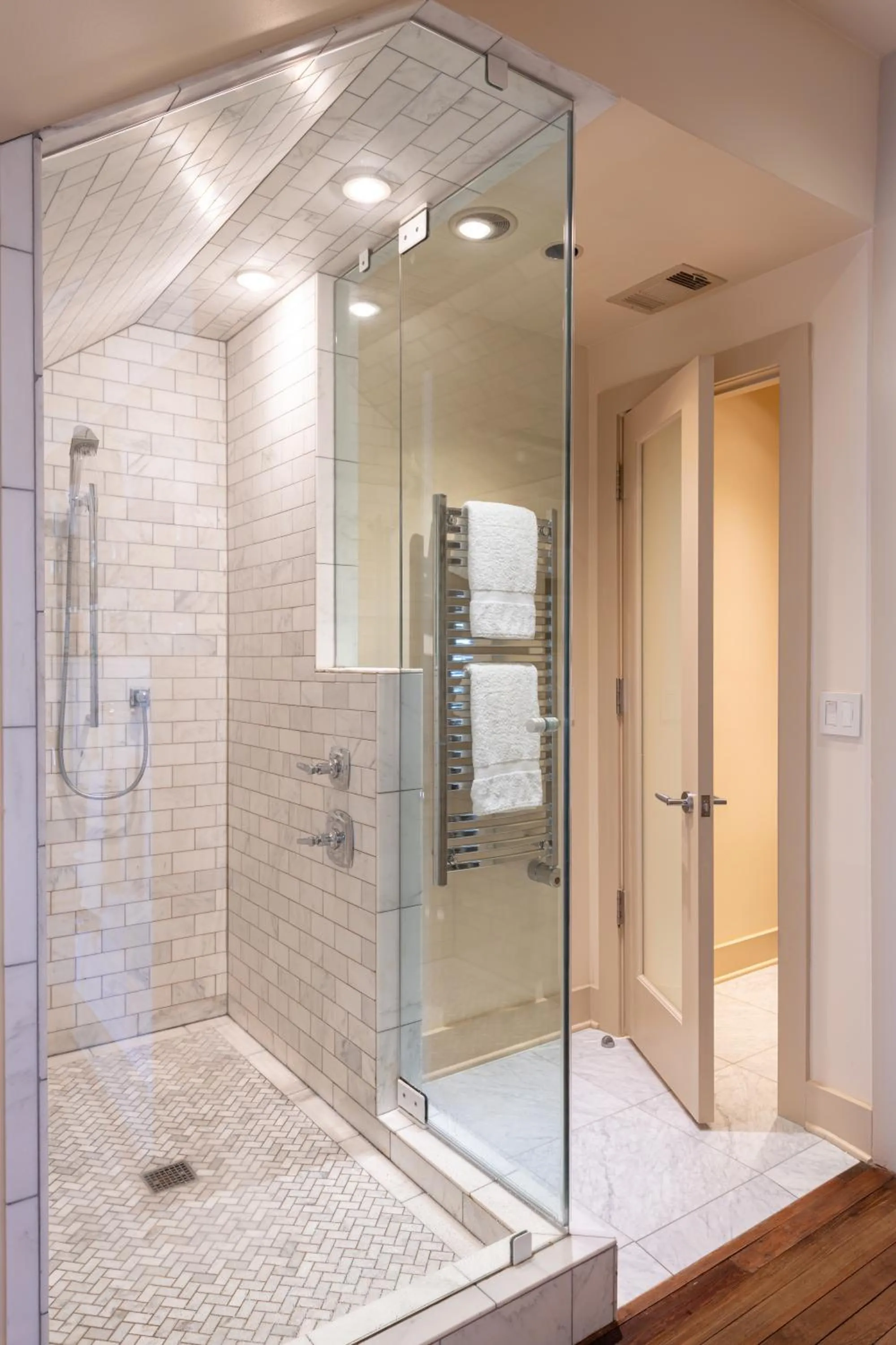 Shower in Stonehurst Place Bed & Breakfast