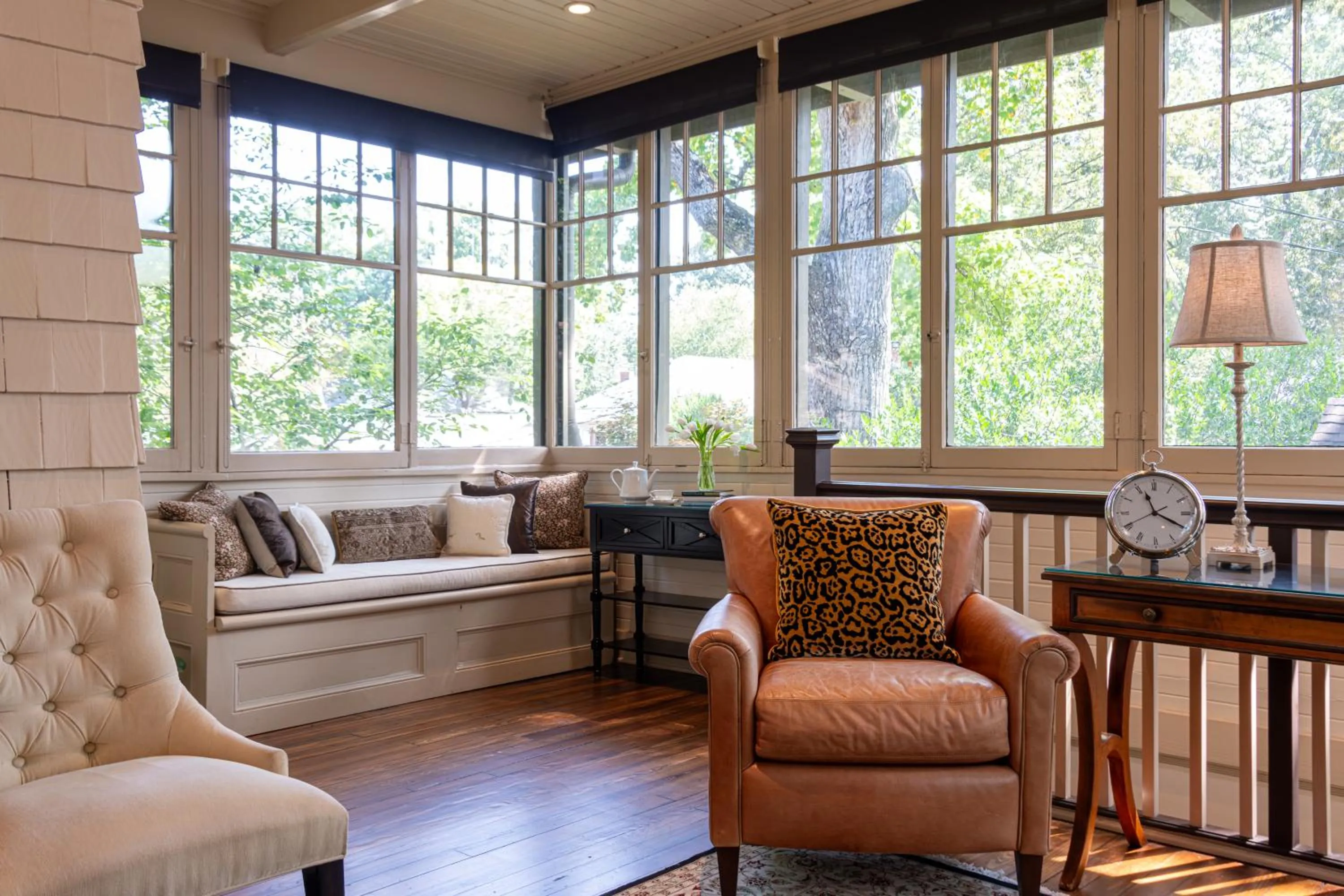 Seating area in Stonehurst Place Bed & Breakfast