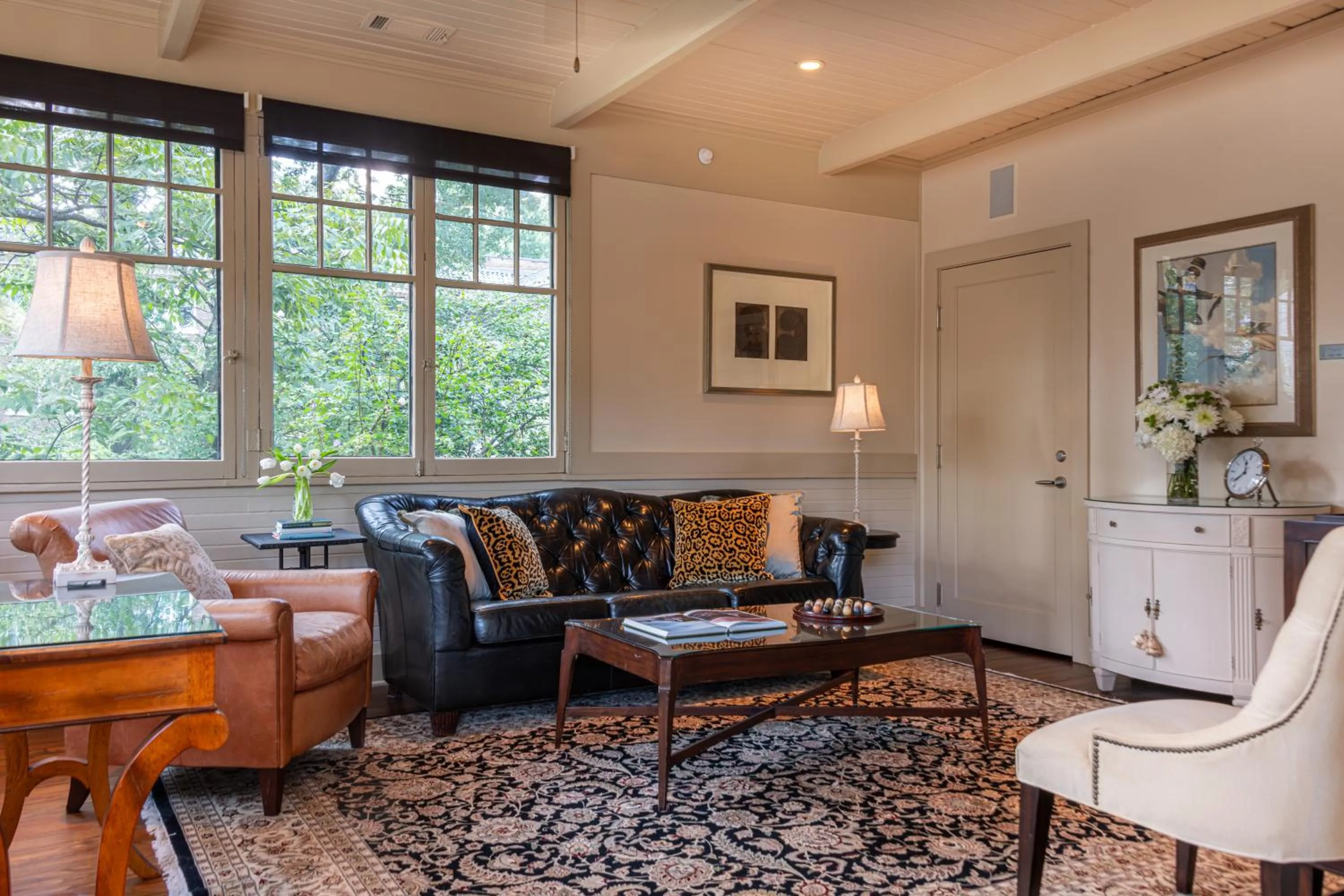 Seating area in Stonehurst Place Bed & Breakfast