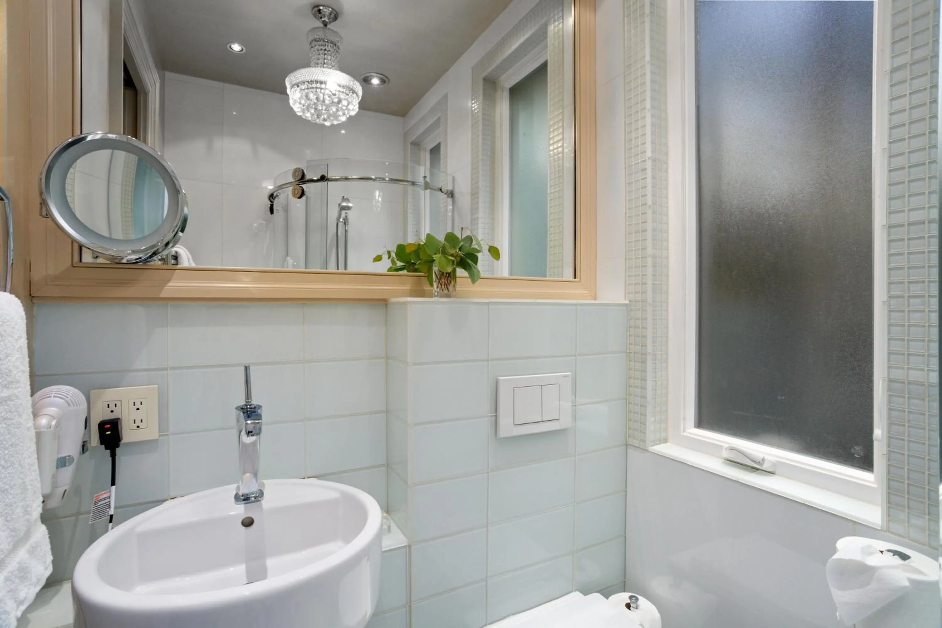 Bathroom in Stonehurst Place Bed & Breakfast