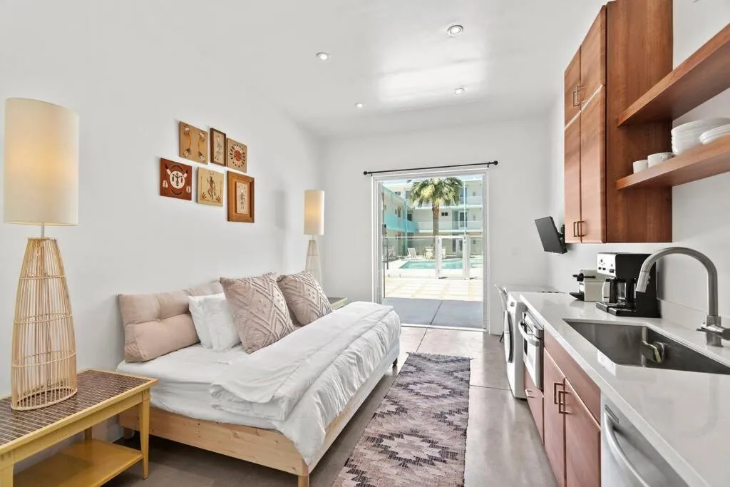 One-Bedroom Apartment in Funky Pool Side Cabana in DTPHX