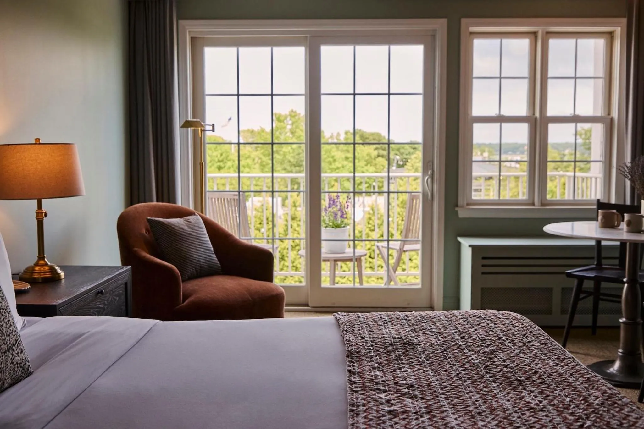 Facade/entrance, Bed in The Harbor Front Inn