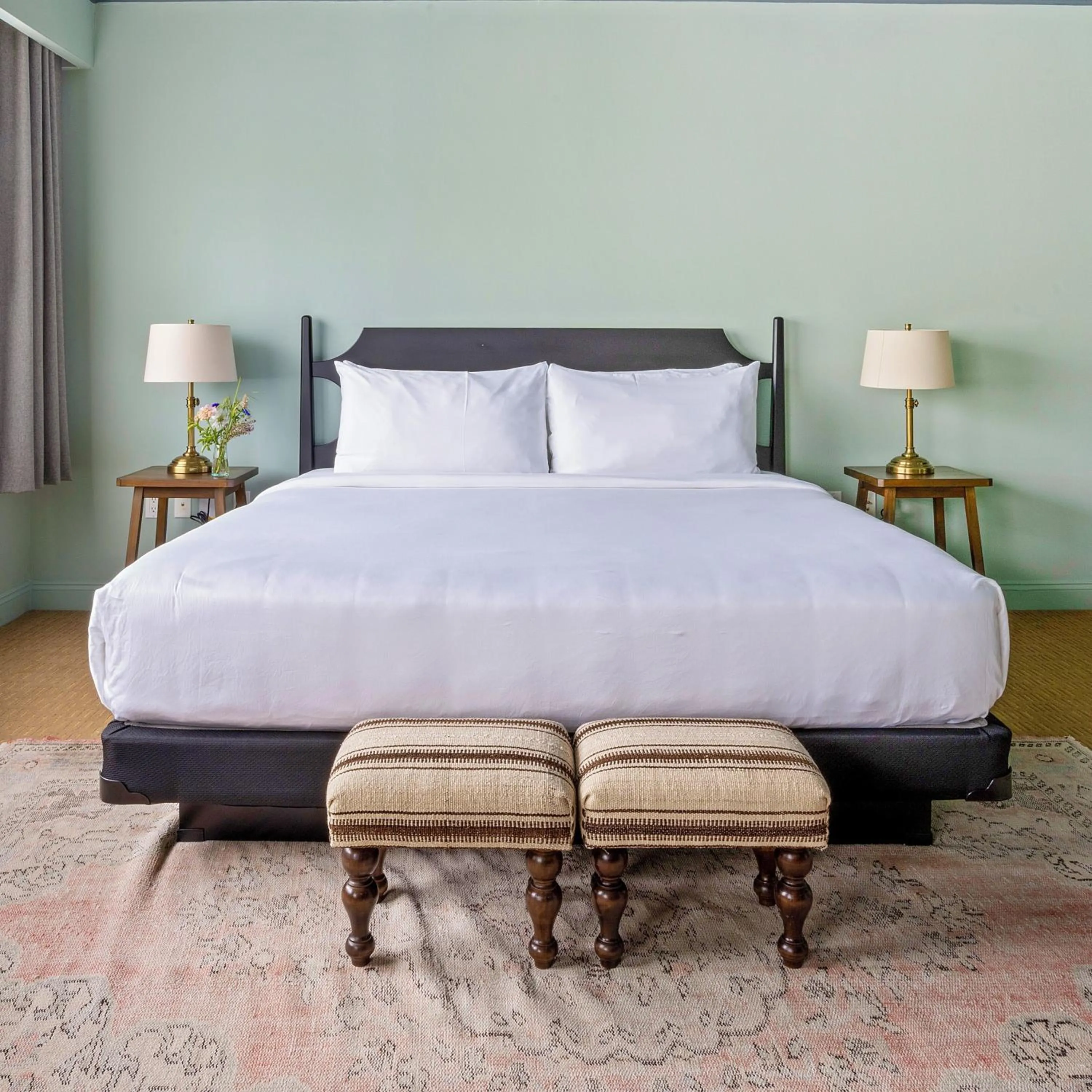 Bed in The Harbor Front Inn