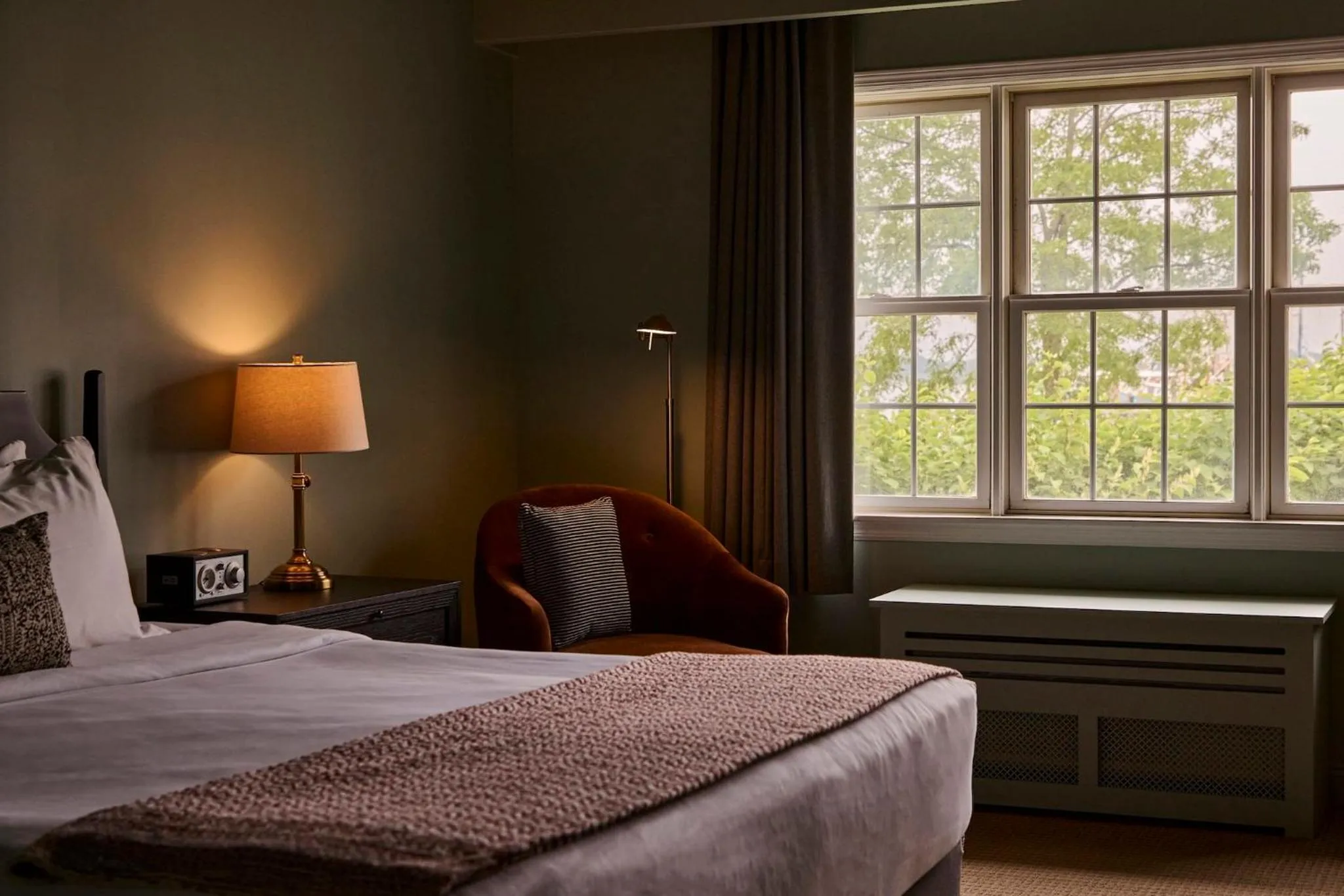 Facade/entrance, Bed in The Harbor Front Inn