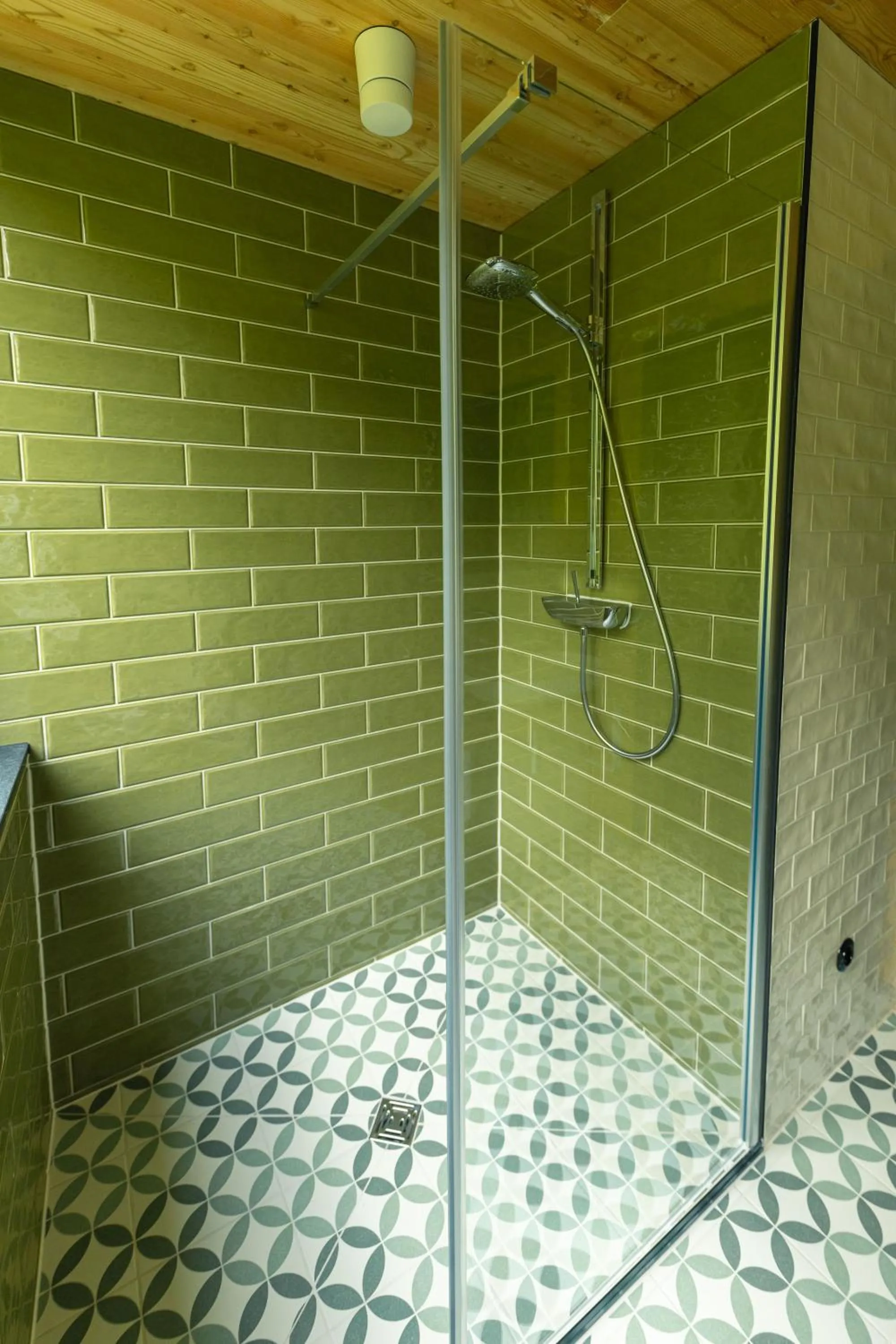 Shower in Baumhausapartment