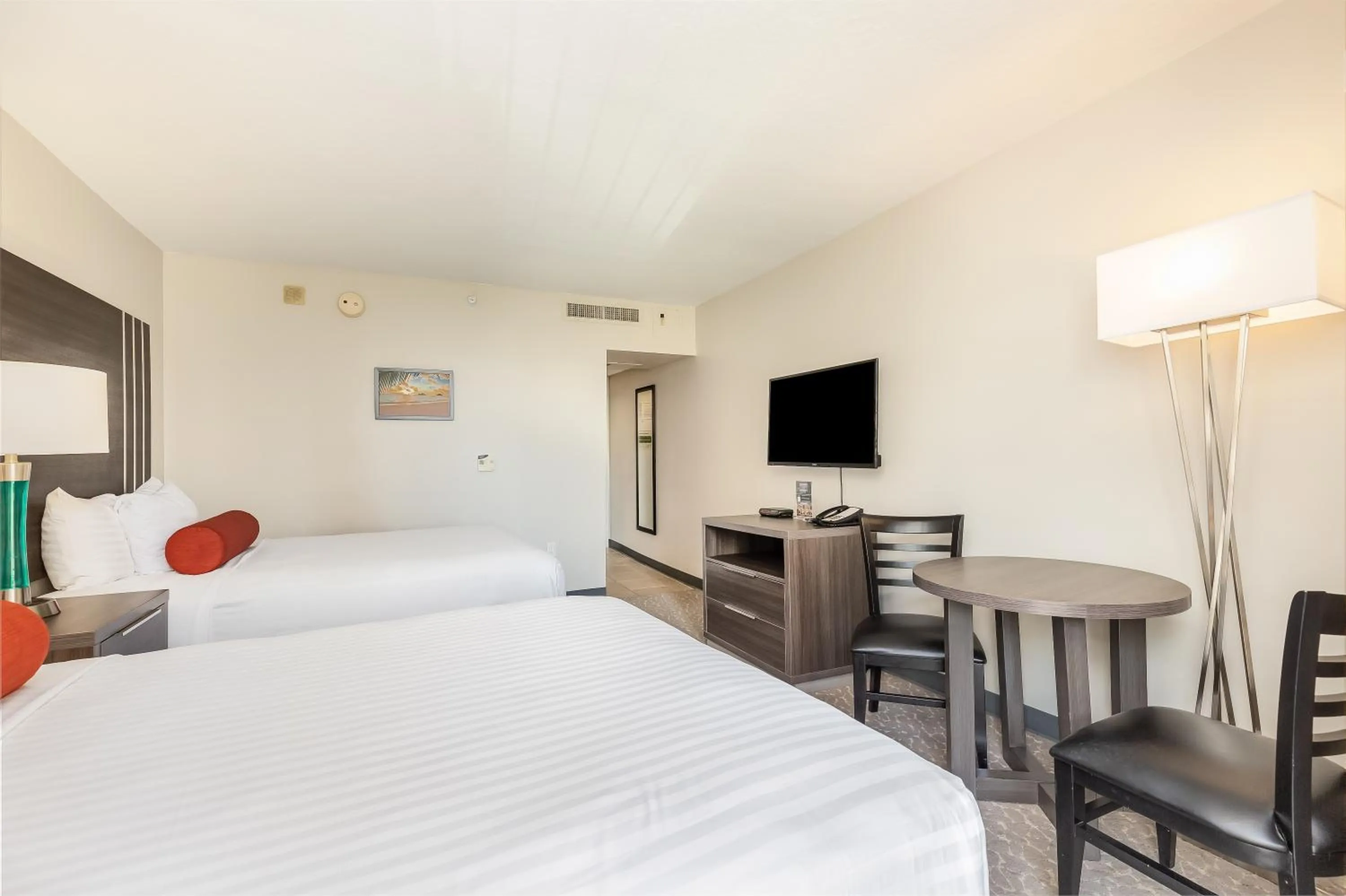 Bed in Castle at Palms at Waikīkī