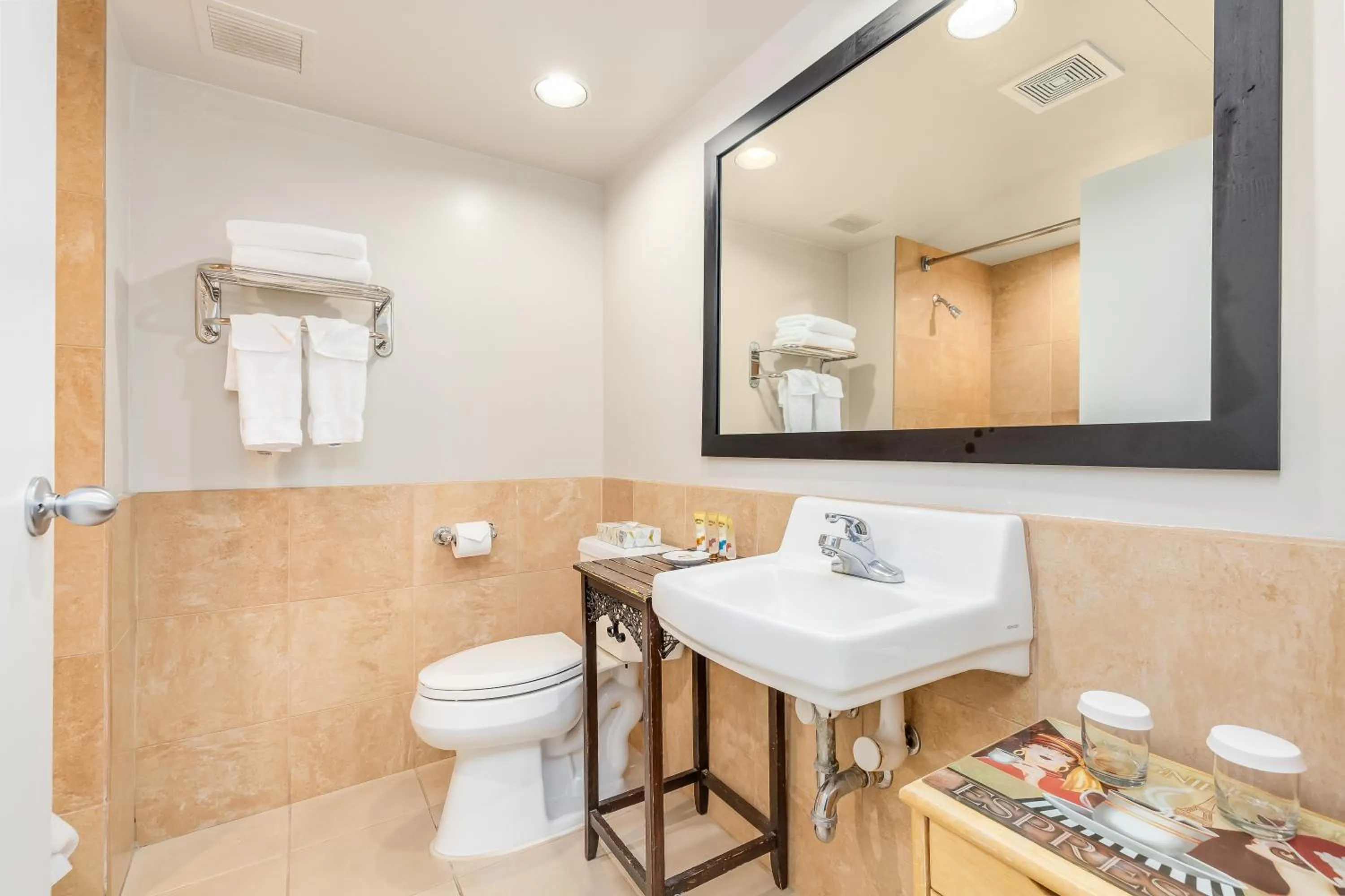 Shower in Castle at Palms at Waikīkī