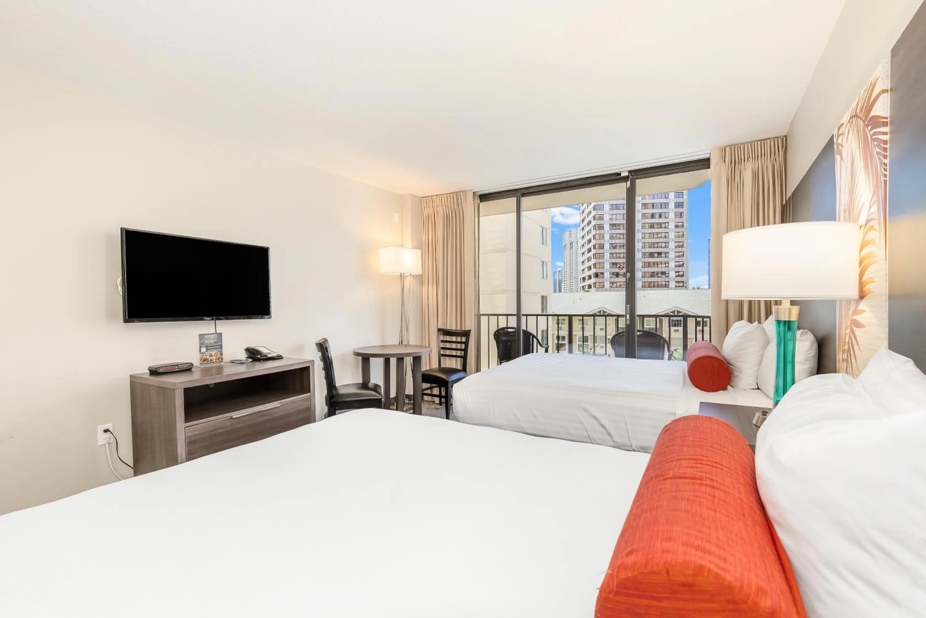 Bed in Castle at Palms at Waikīkī