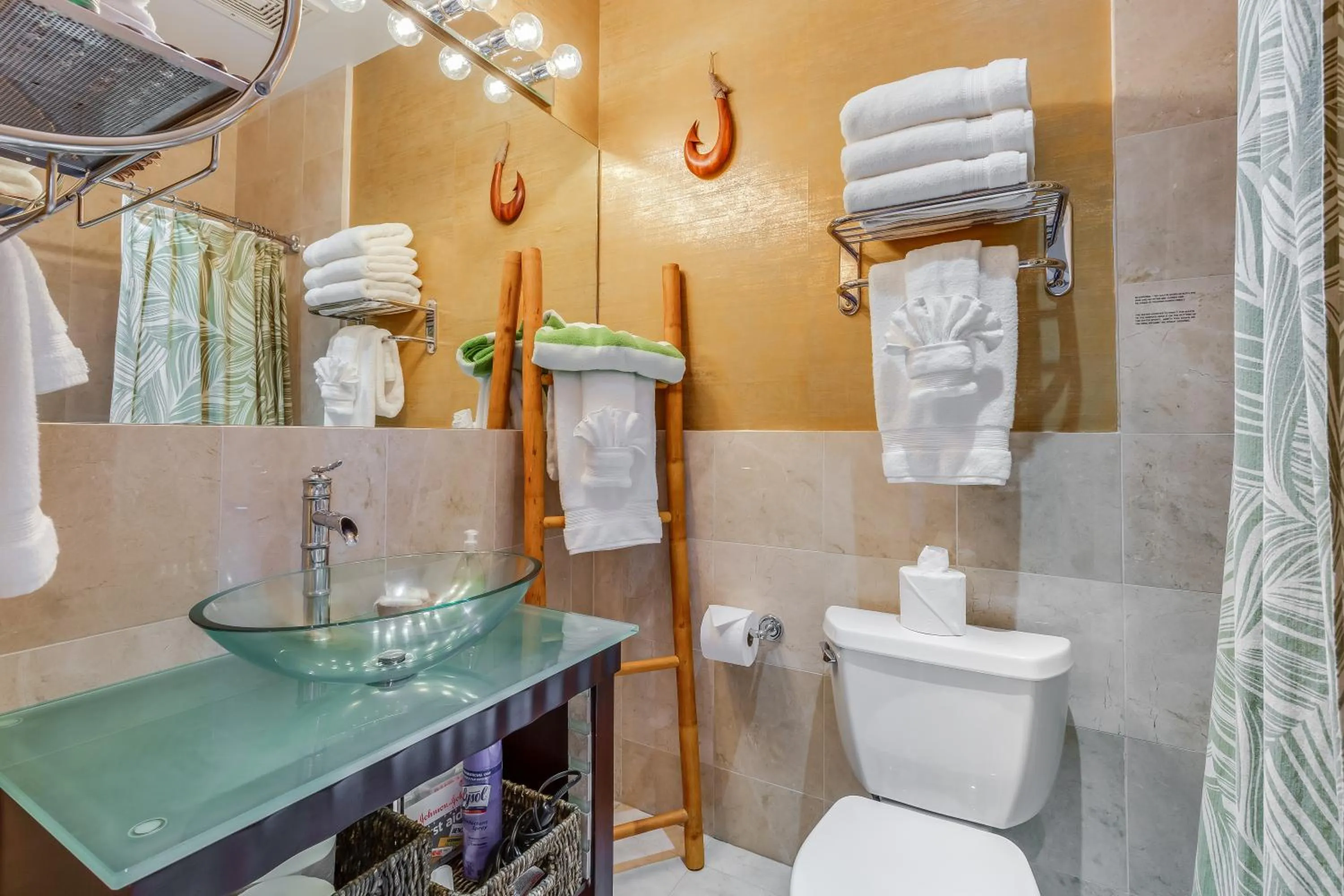 Toilet in Castle at Palms at Waikīkī