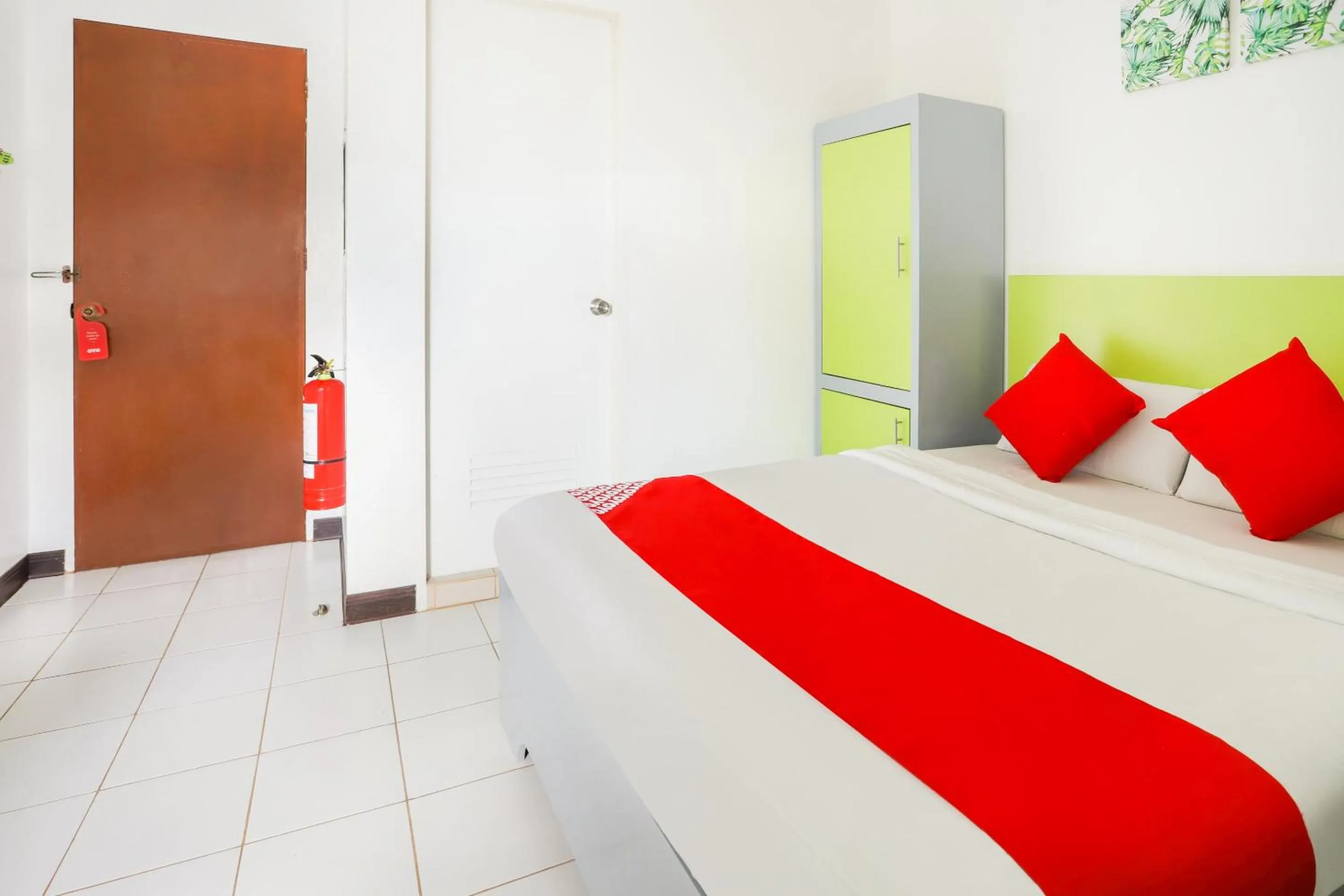 Bedroom, Bed in OYO 210 Apple Tree Suites