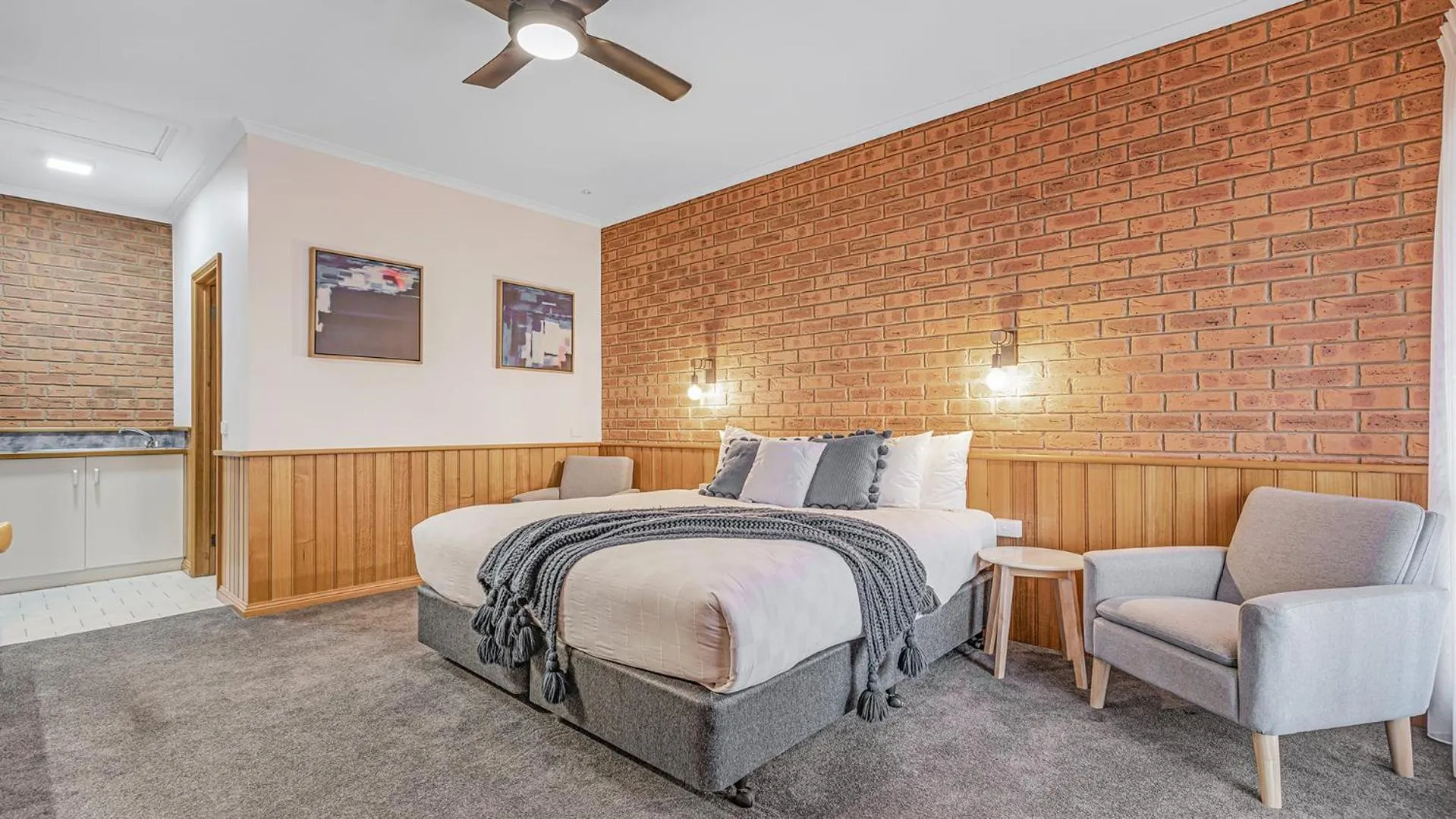 Bed in Golden River Motor Inn