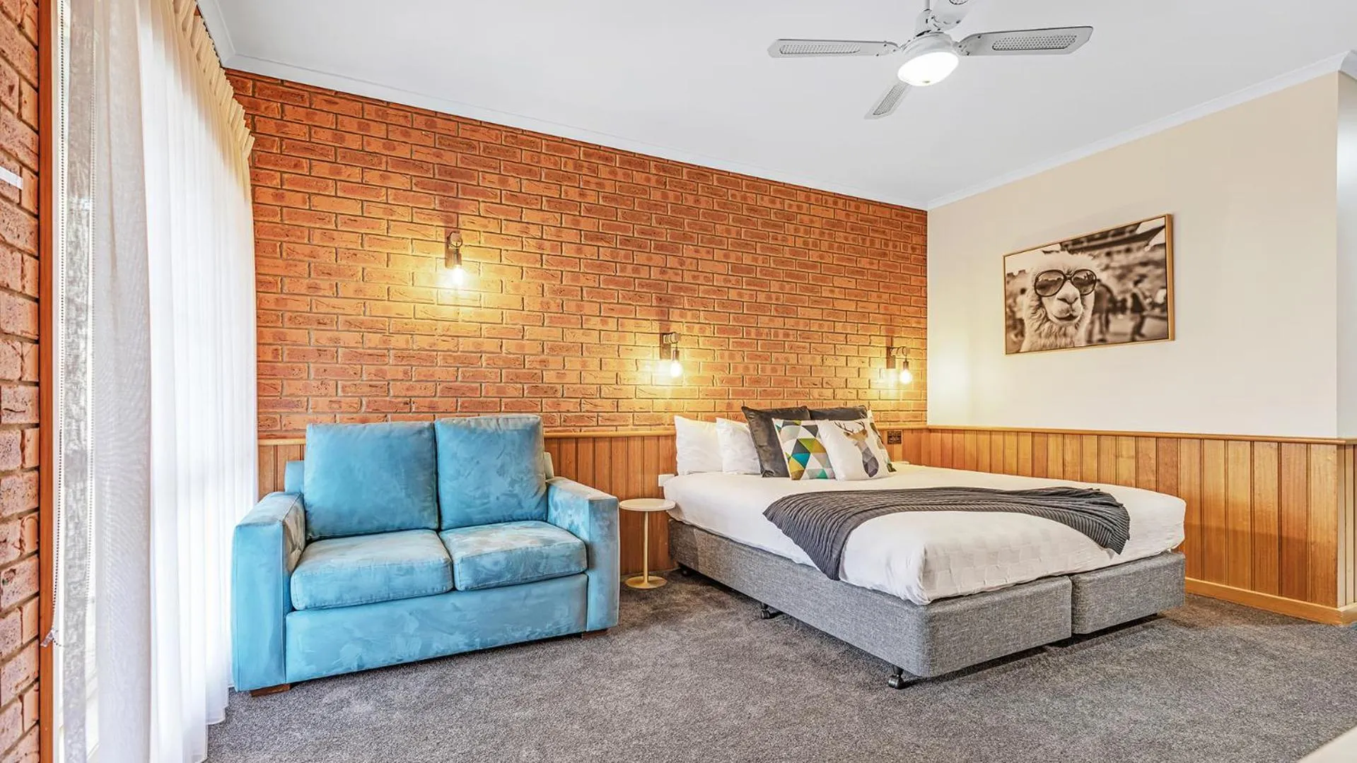 Bed in Golden River Motor Inn