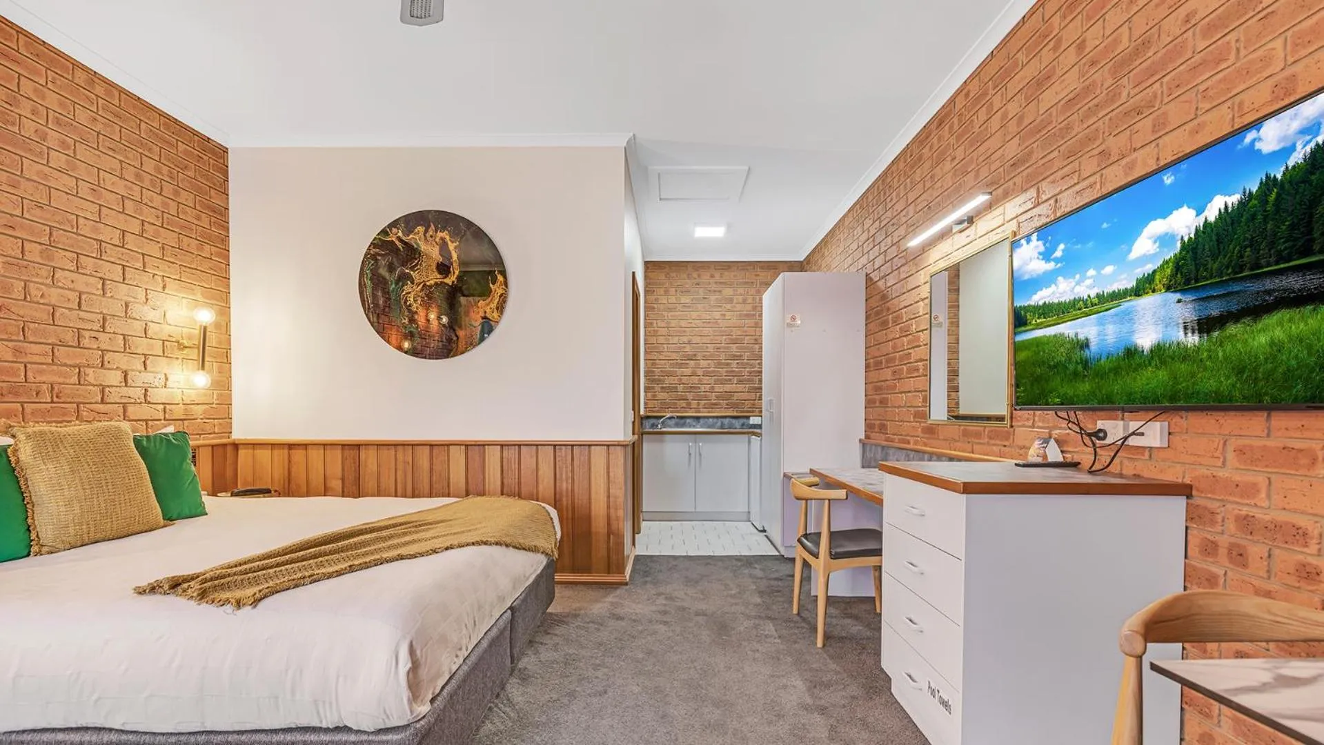 Bed in Golden River Motor Inn