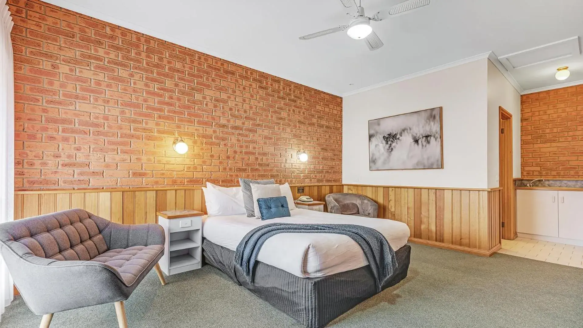 Deluxe Queen Room in Golden River Motor Inn Deluxe Queen Room in Golden River Motor Inn