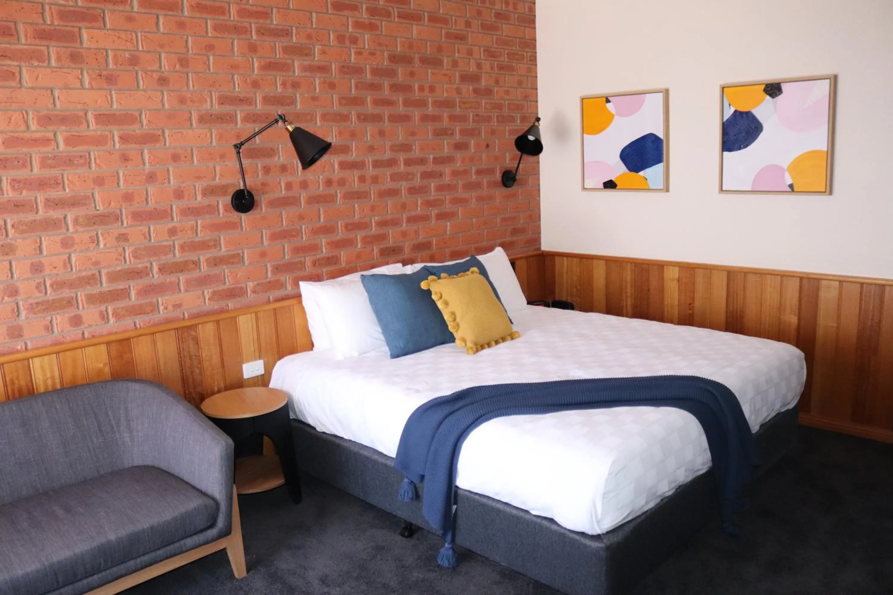 Seating area, Bed in Golden River Motor Inn