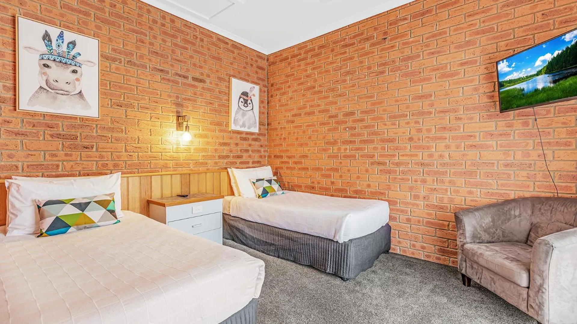 Bedroom, Bed in Golden River Motor Inn