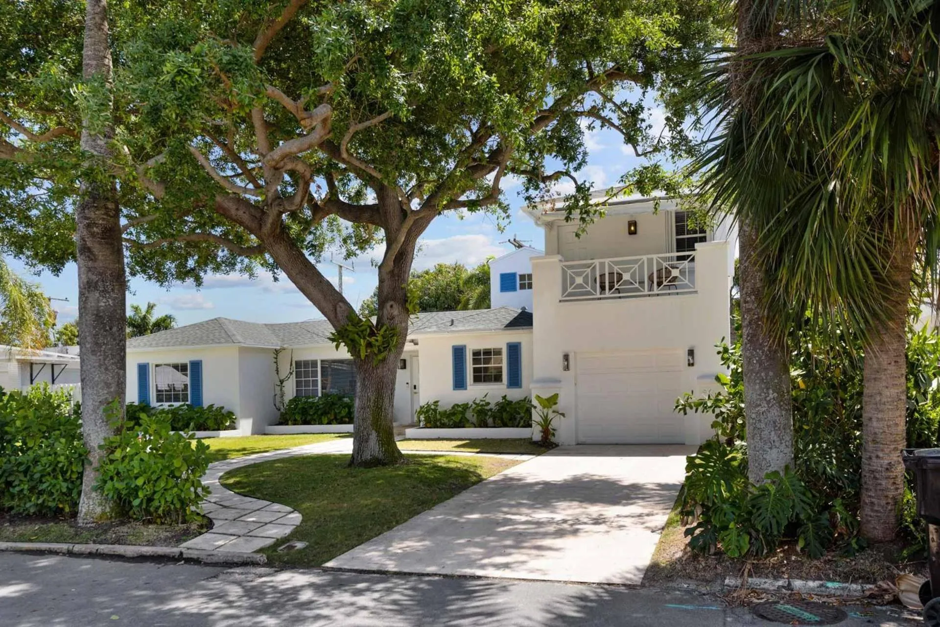 Property building in Santa Lucia Estate - Hotel Homes