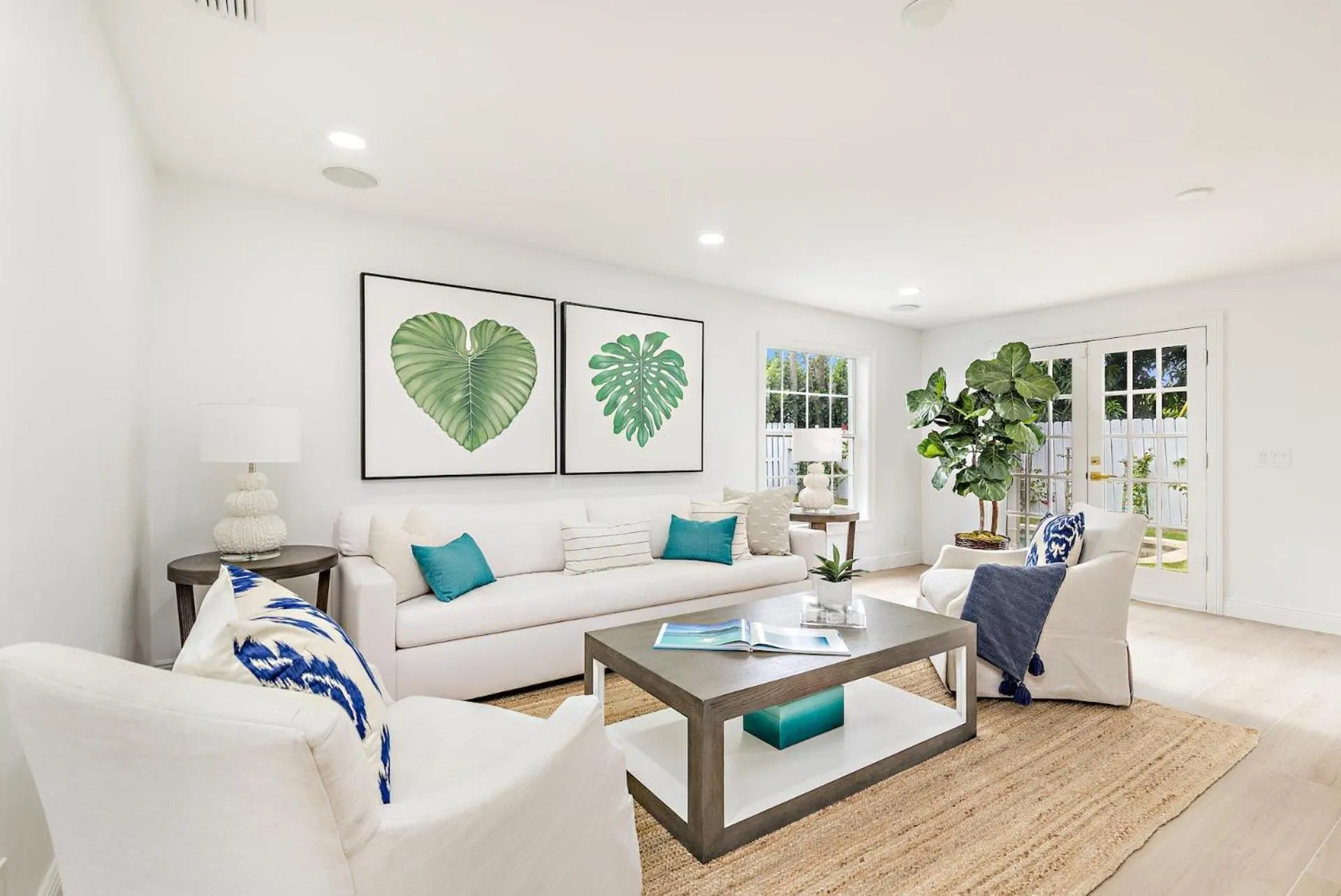 Communal lounge/ TV room in Santa Lucia Estate - Hotel Homes