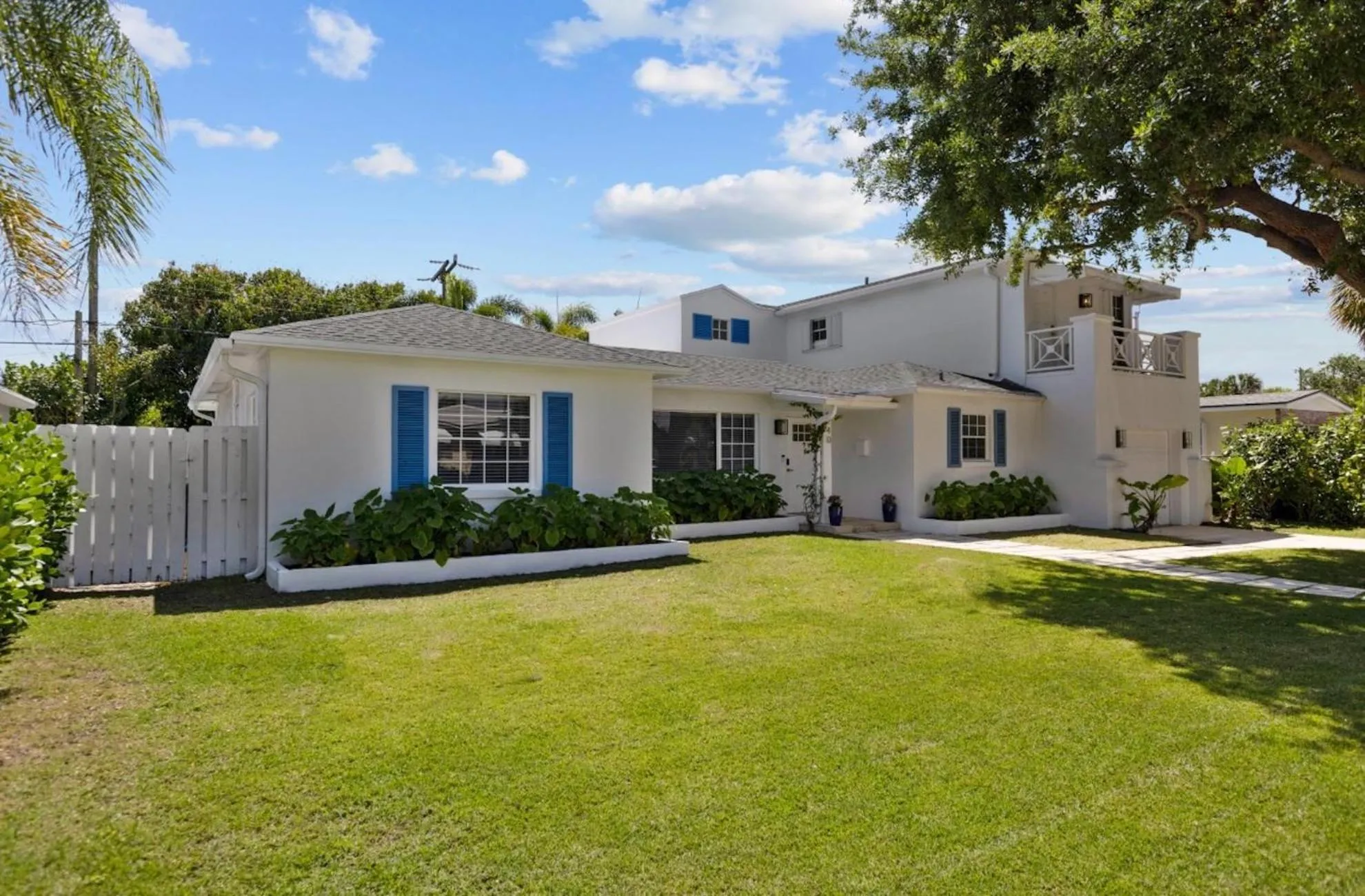 Property building in Santa Lucia Estate - Hotel Homes