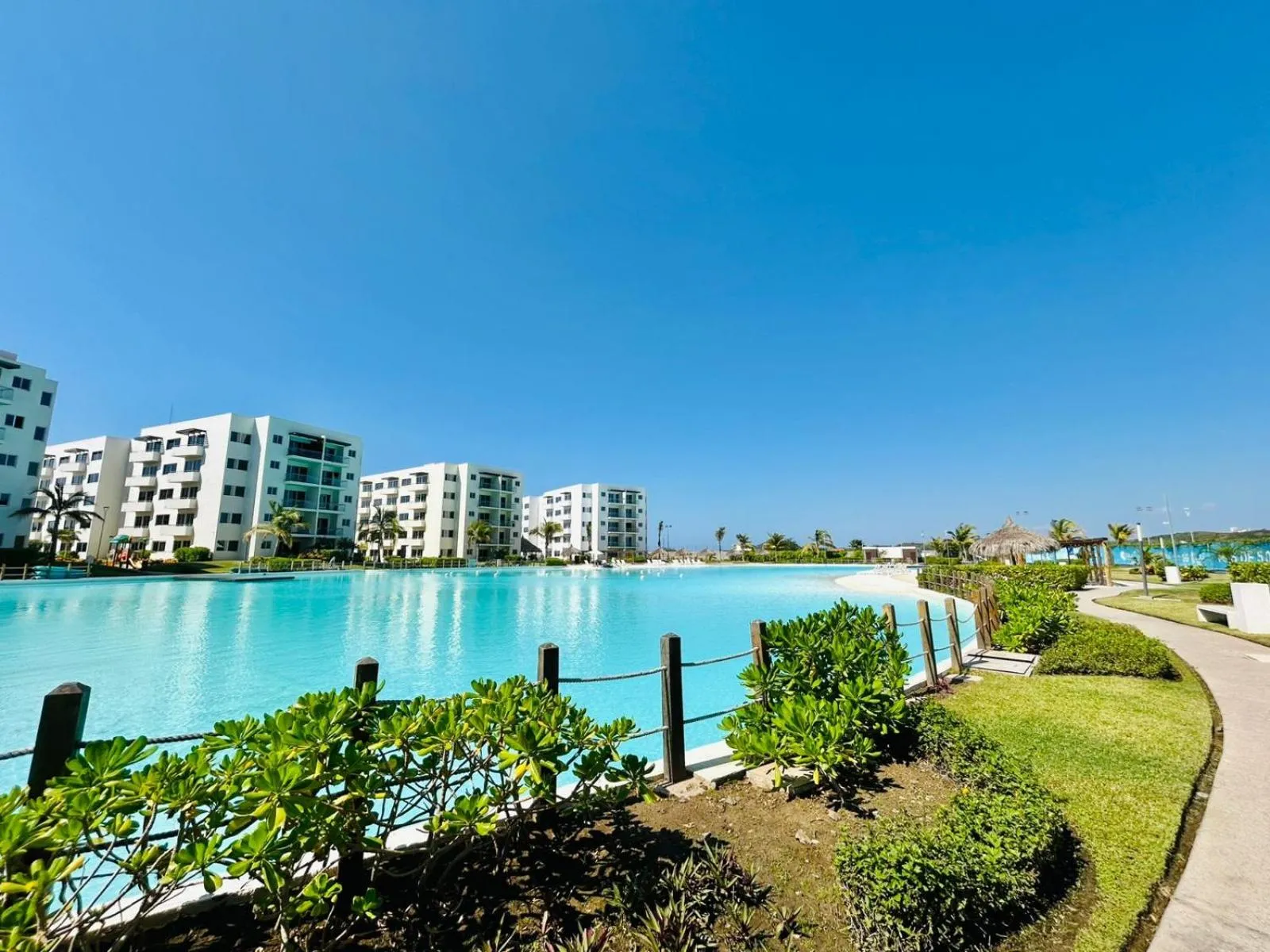 Day in Bluú lagoon · Depa enorme alberca