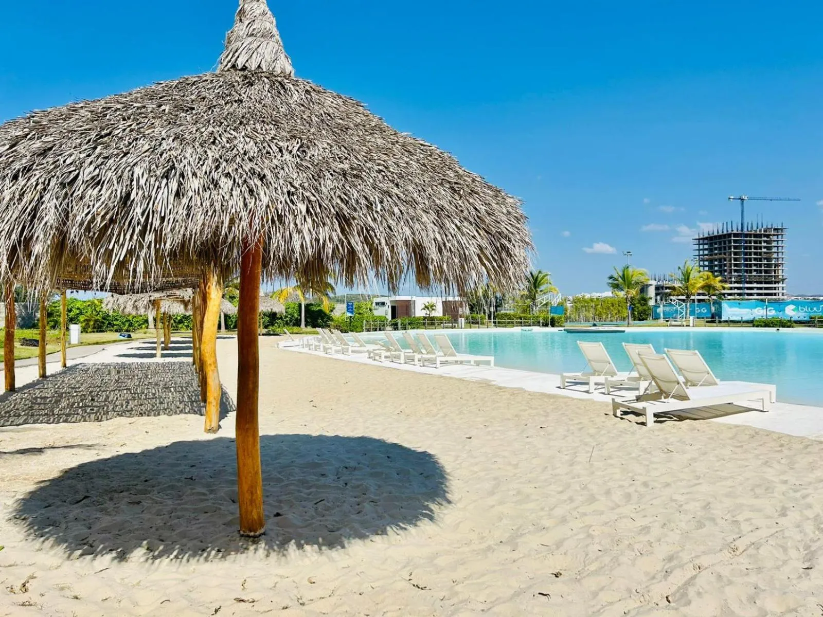 Day in Bluú lagoon · Depa enorme alberca