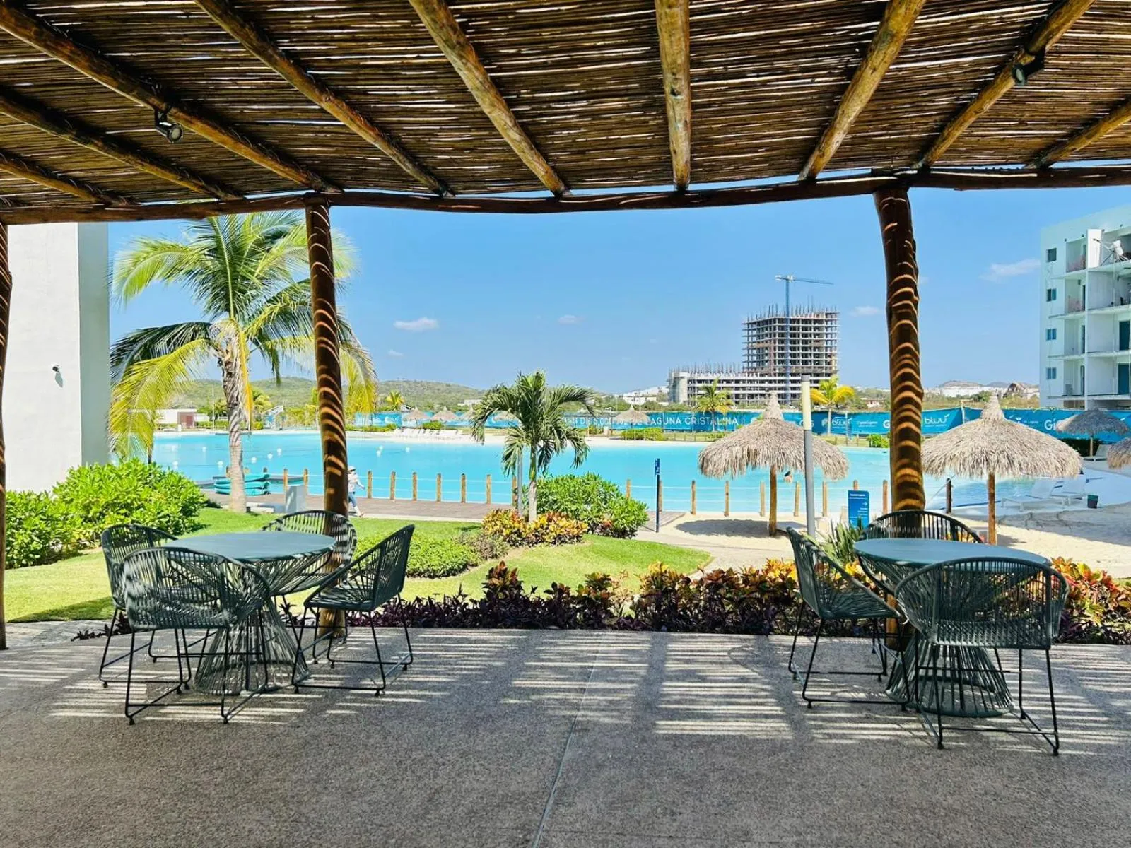 Day in Bluú lagoon · Depa enorme alberca