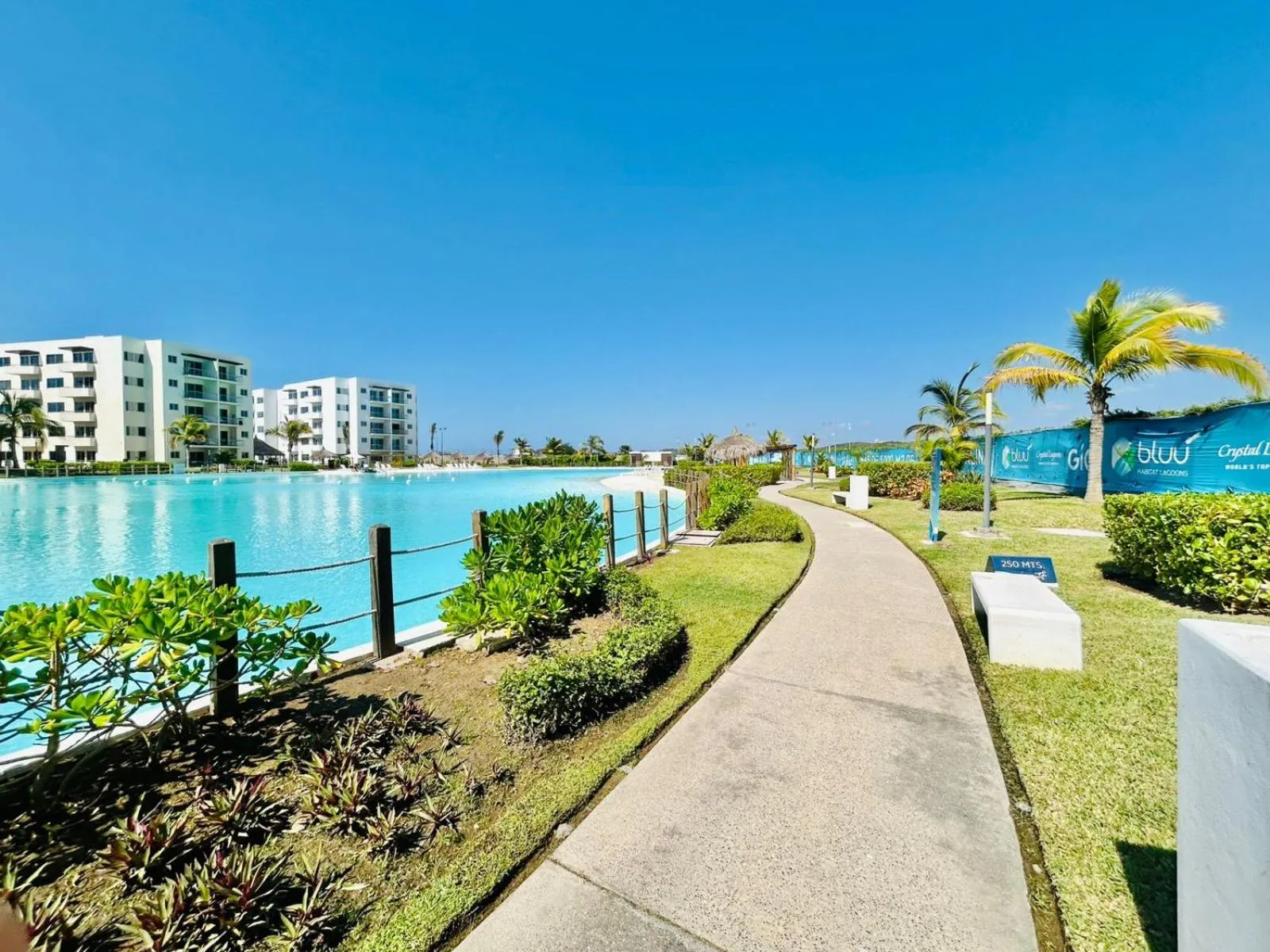 Day in Bluú lagoon · Depa enorme alberca