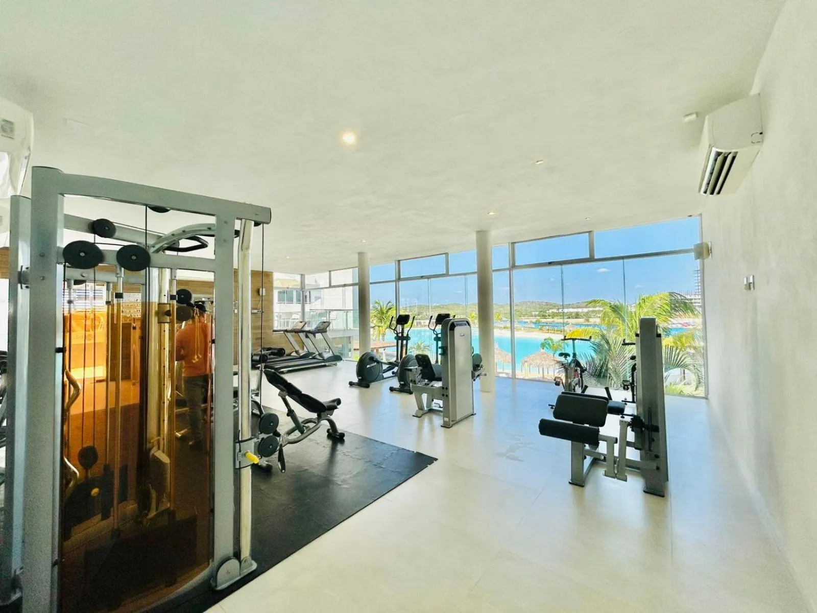 Fitness centre/facilities in Bluú lagoon · Depa enorme alberca