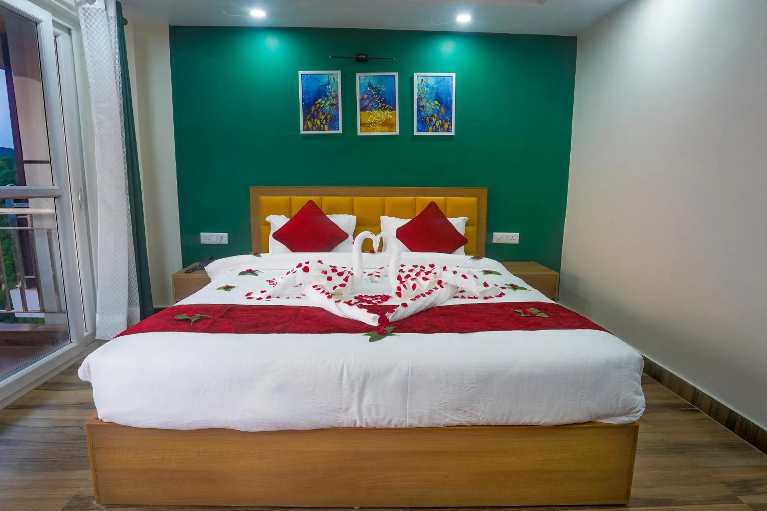 Bedroom, Bed in Mukteshwar Treat Resort