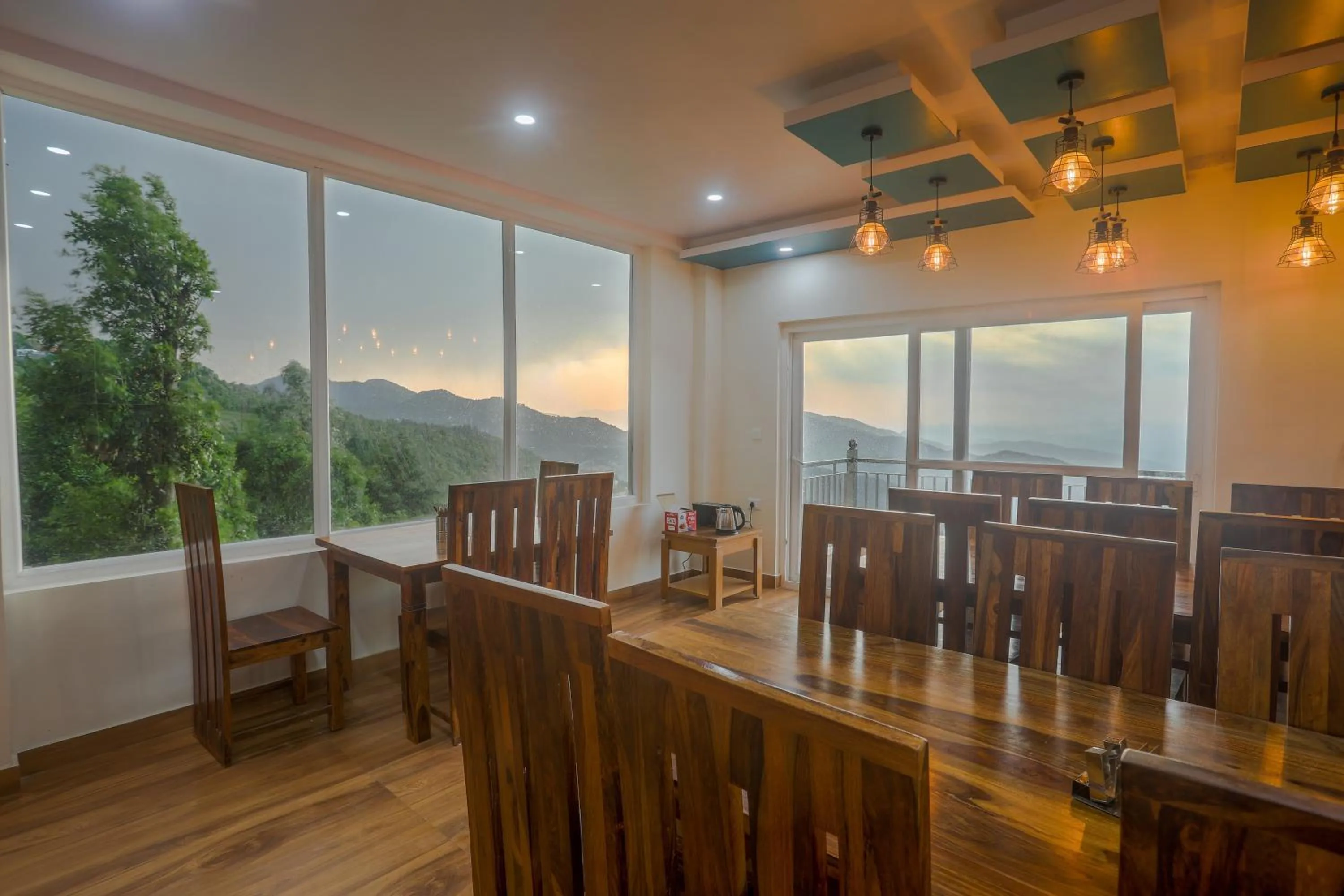 Dining area in Mukteshwar Treat Resort