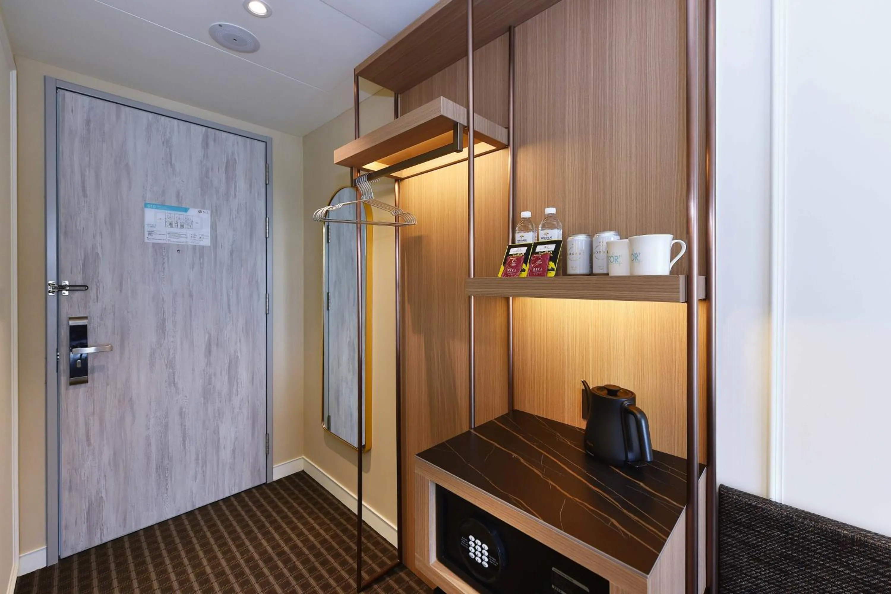 wardrobe in Fullon Poshtel - Shuili